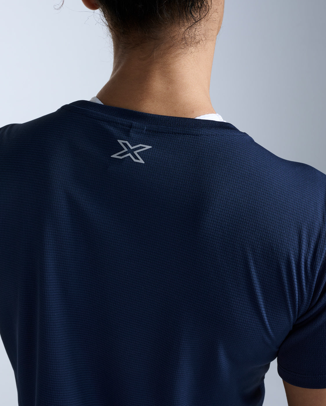 2xu-aero-tee-nera-blu-t-shirt-running-slim-traspirante image 5