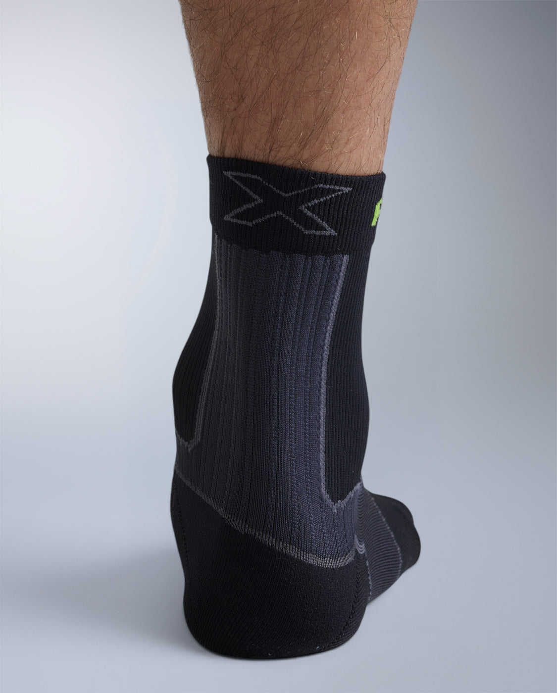 2xu-recovery-achilles-crew-socks-with-fir-calze-crew-a-compressione-moderata-ner image 6
