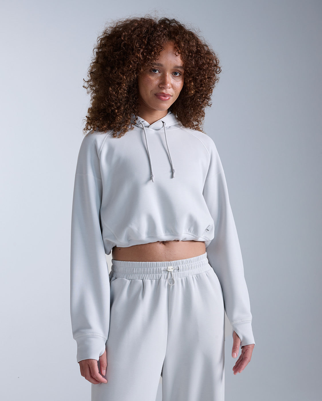 2xu-wonderluxe-sand-washed-cropped-hoodie-felpa-donna-grigia image 1