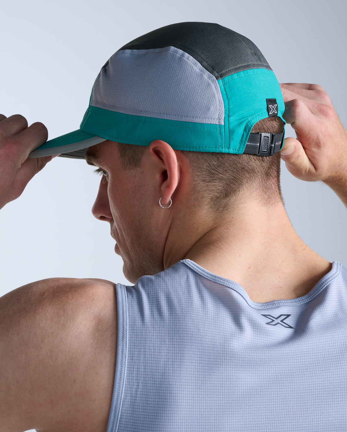 2xu-light-speed-cap-unisex-azzurro-grigio image 4