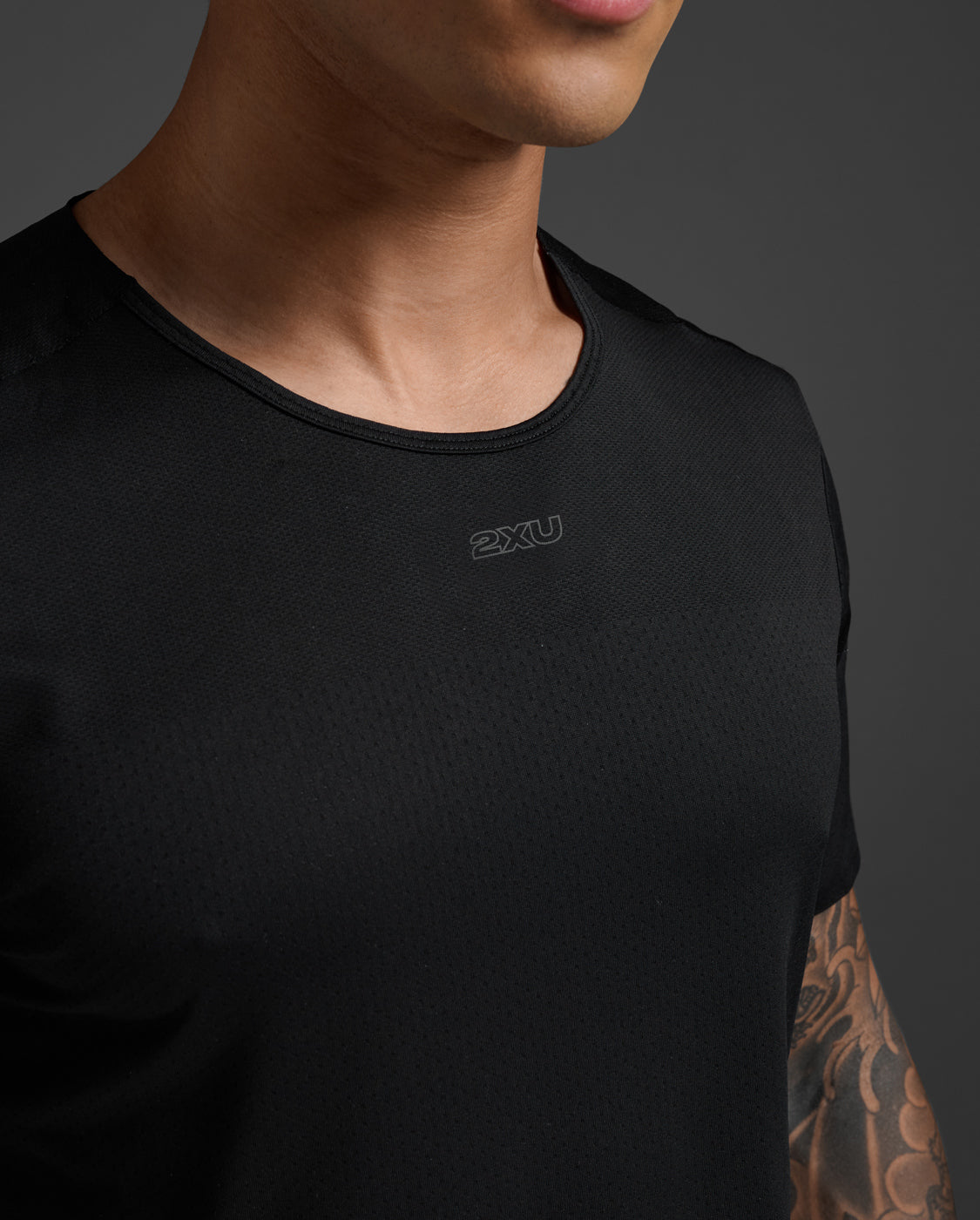 2xu-light-speed-tech-tee-maglia-running-traspirante-nera image 4