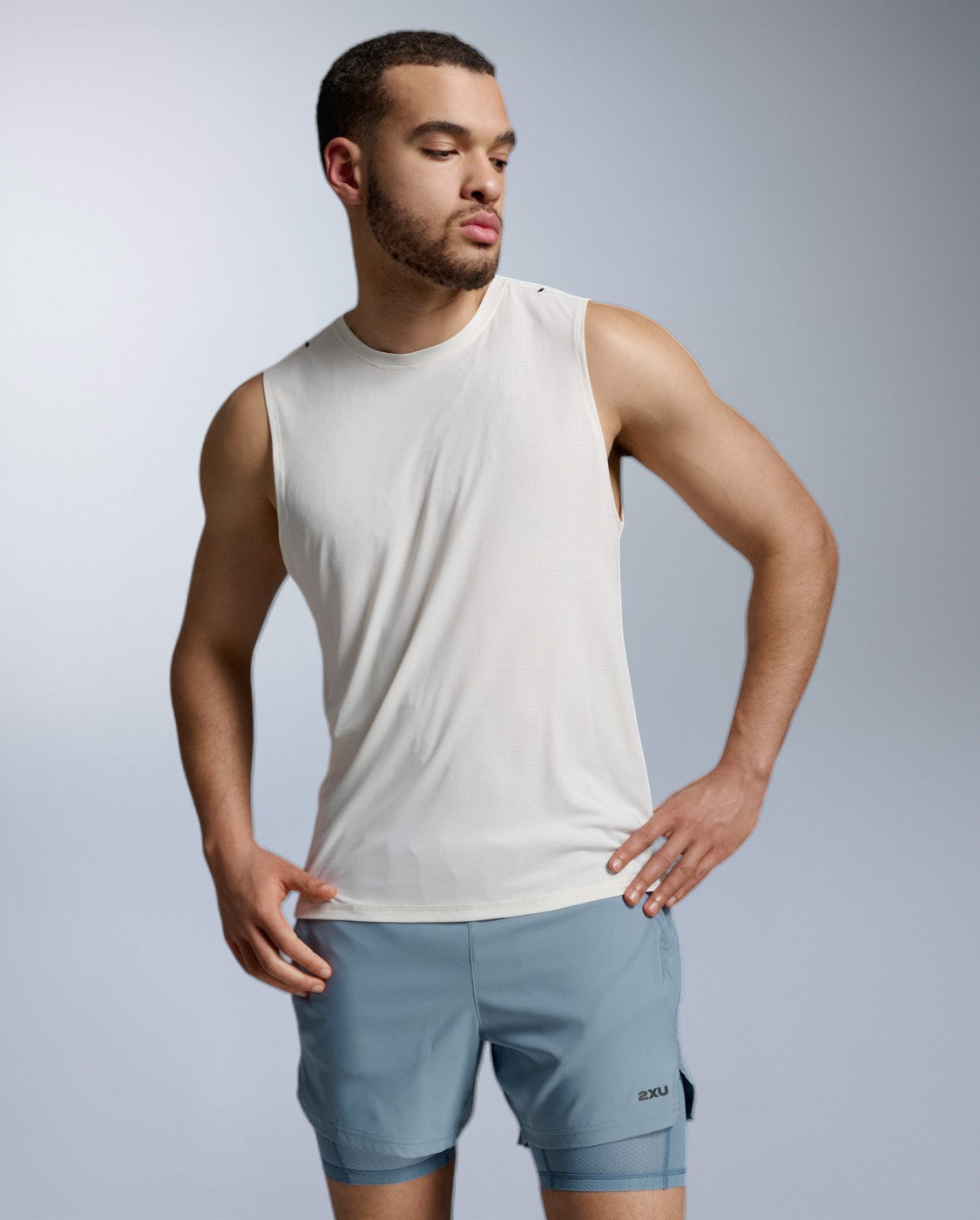 2xu-aero-trail-tank-uomo-beige-canotta-trail-leggera-upf-50 image 1