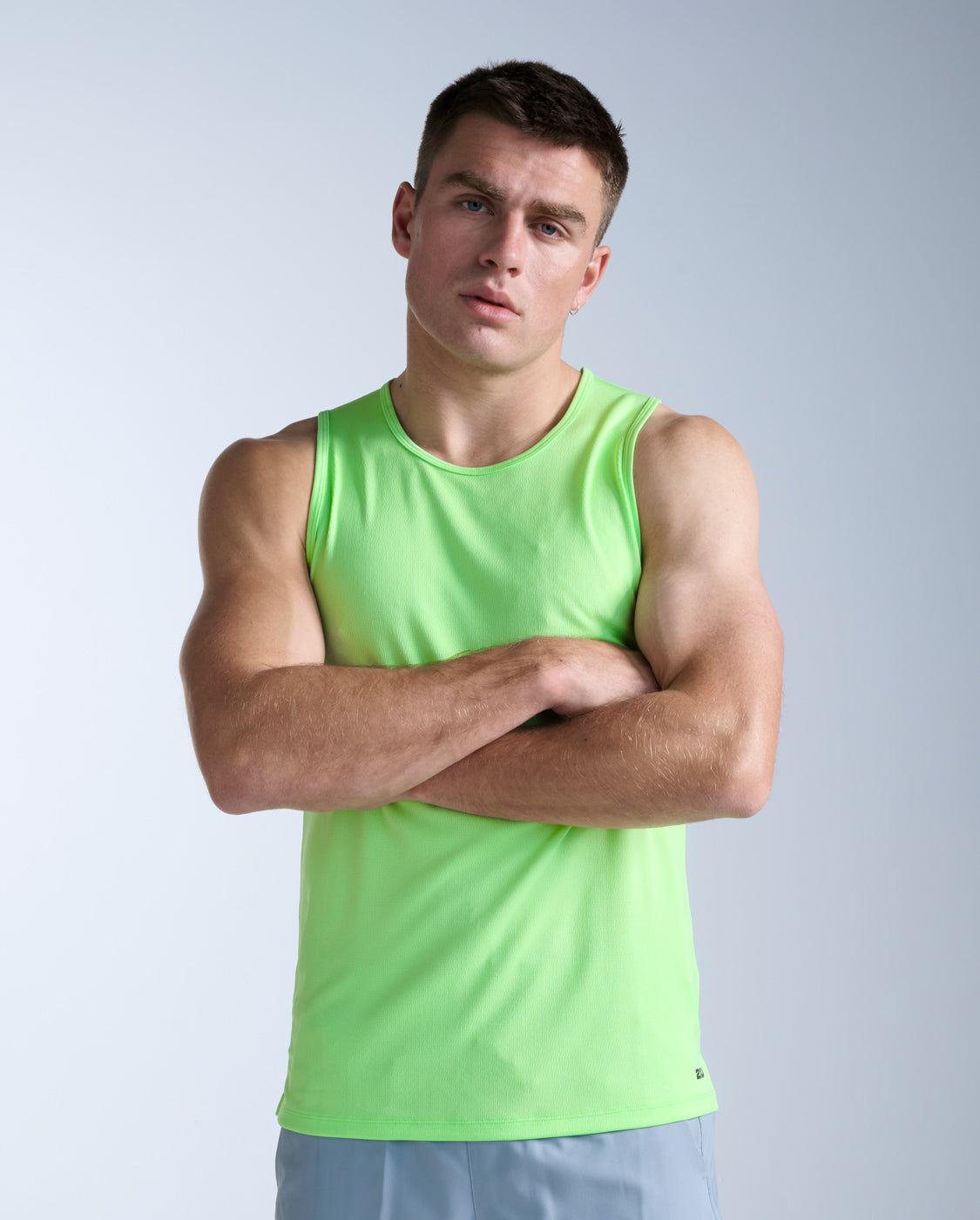 2xu-aero-tank-canotta-running-uomo-slim-verde-chiaro image 1