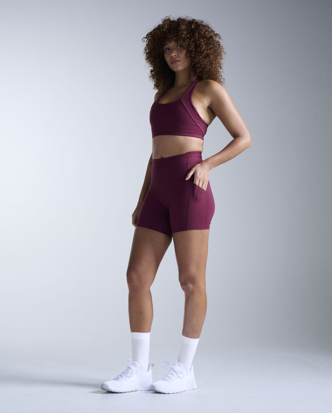 2xu-form-stash-hi-rise-compression-4-inch-shorts-bordeaux image 6