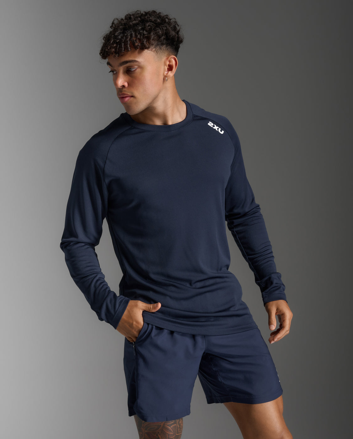2xu-aspire-long-sleeve-uomo-maglia-manica-lunga-blu-navy-2b3f5f image 2