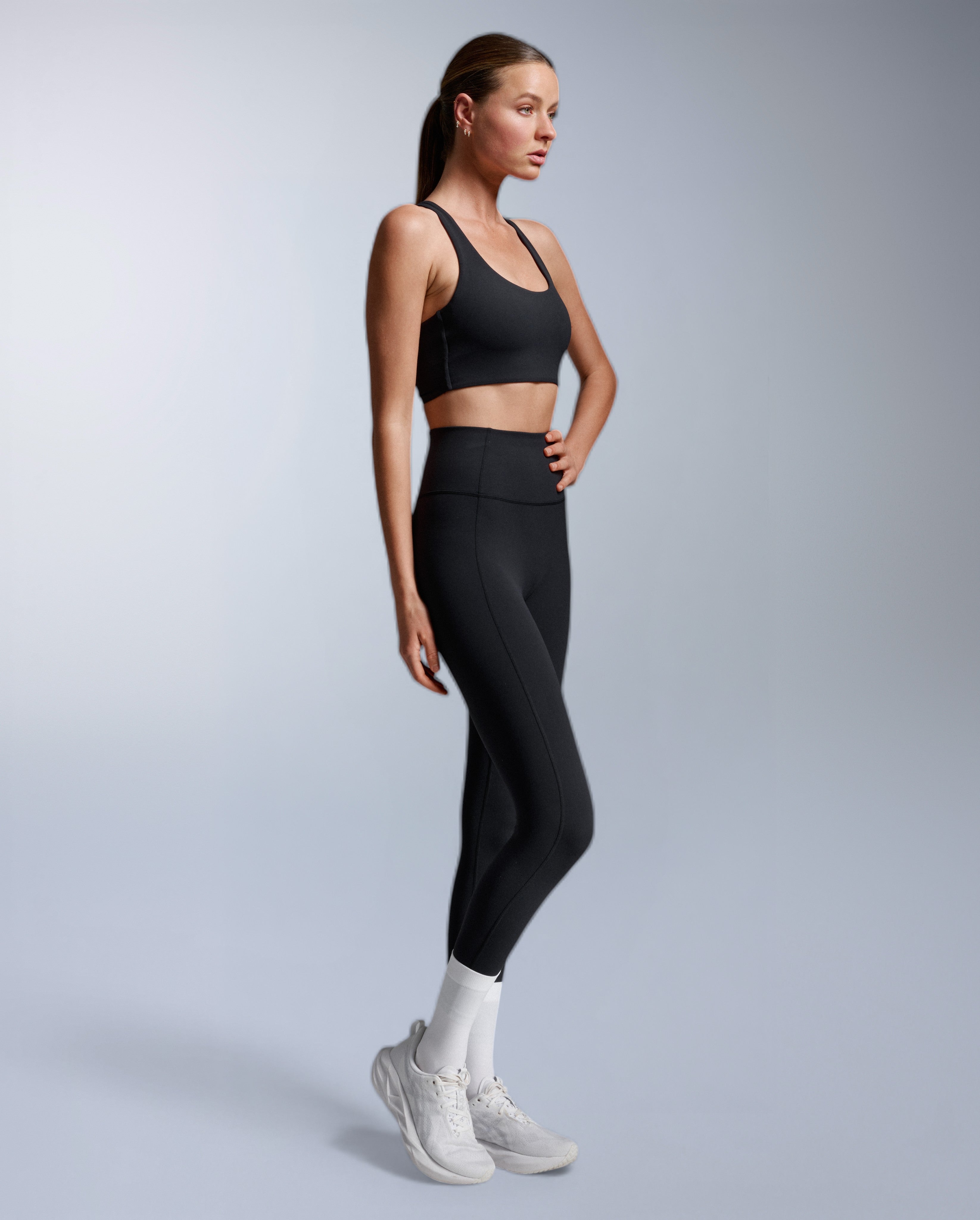 2xu-fluid-twist-back-bra-reggiseno-sportivo-nero-basso-impatto image 4