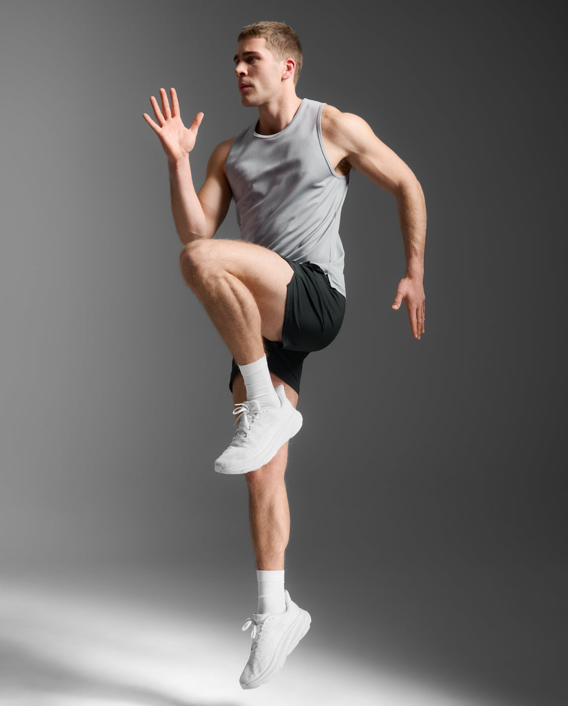 2xu-aero-tank-canotta-running-uomo-slim-grigia image 5