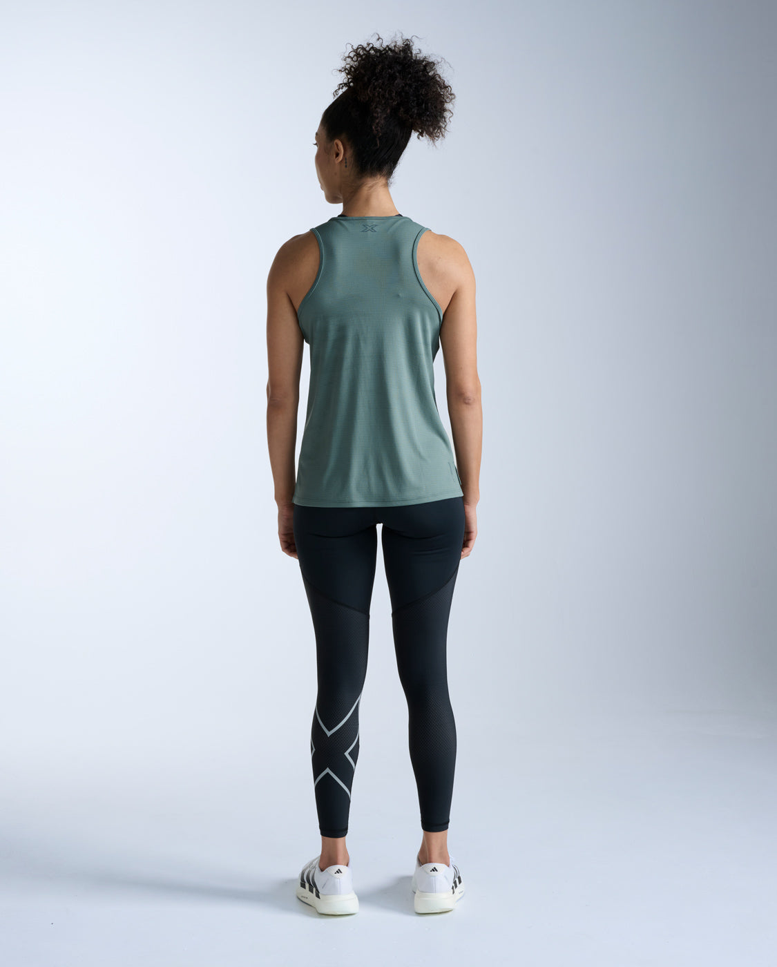 2xu-aero-singlet-canotta-running-donna-slim-2 image 6