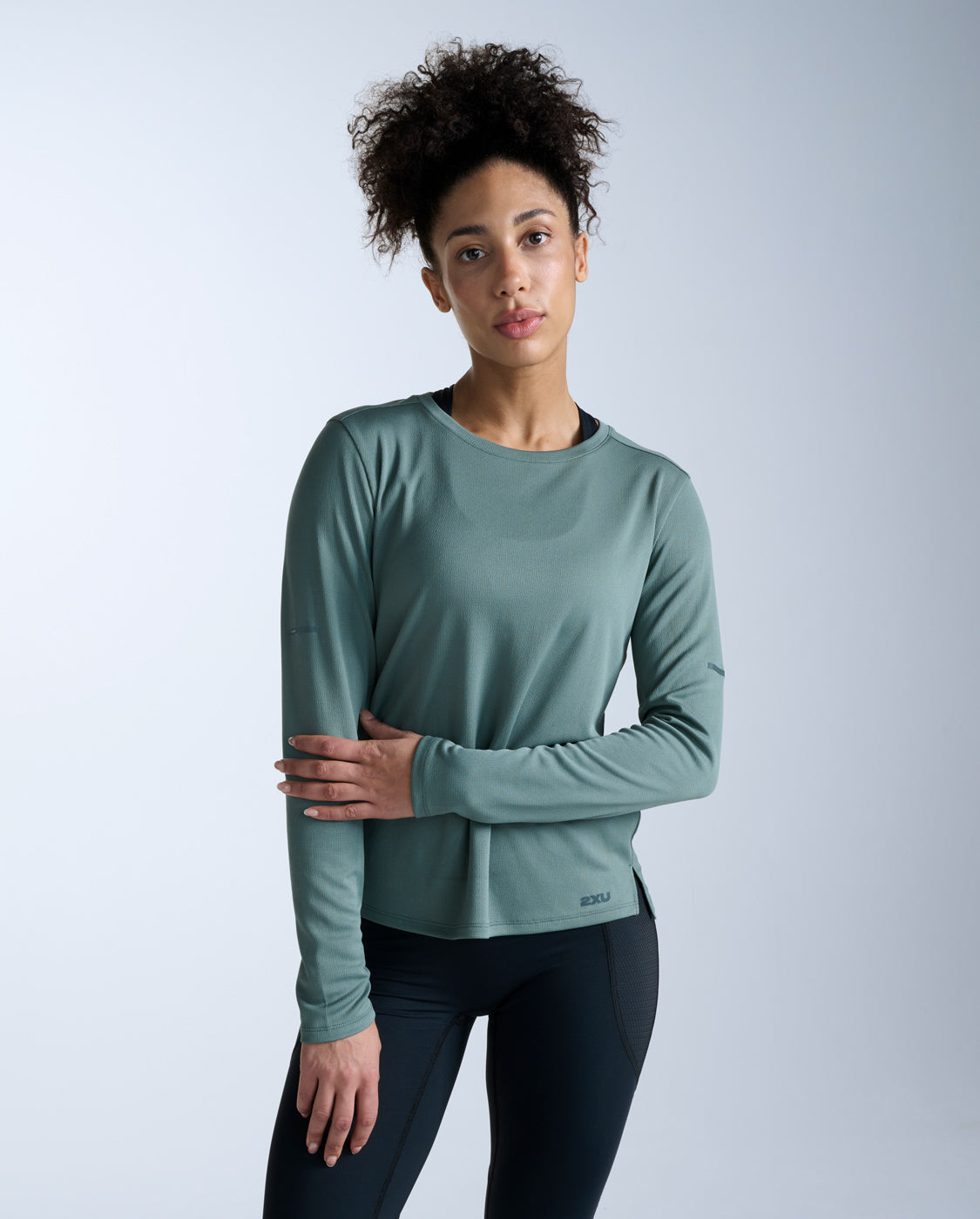 2xu-aero-manica-lunga-donna-slim-verde-running image 1