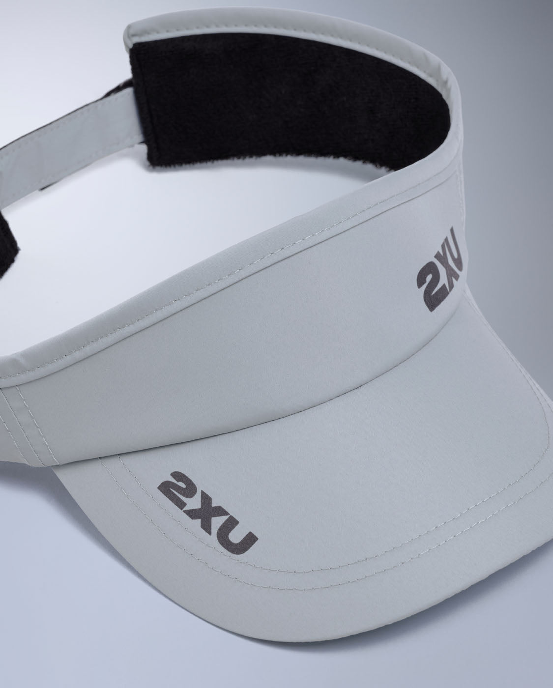 2xu-run-visor-visiera-running-grigia-unisex image 4