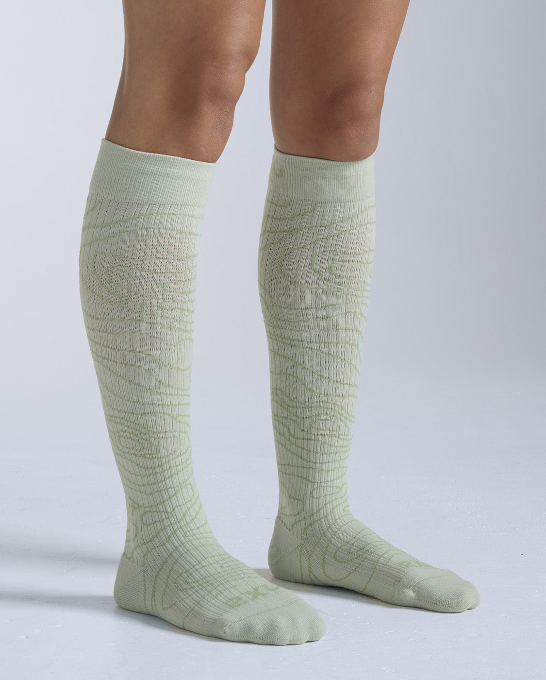 2xu-flight-bamboo-charcoal-calze-compressione-viaggio image 2