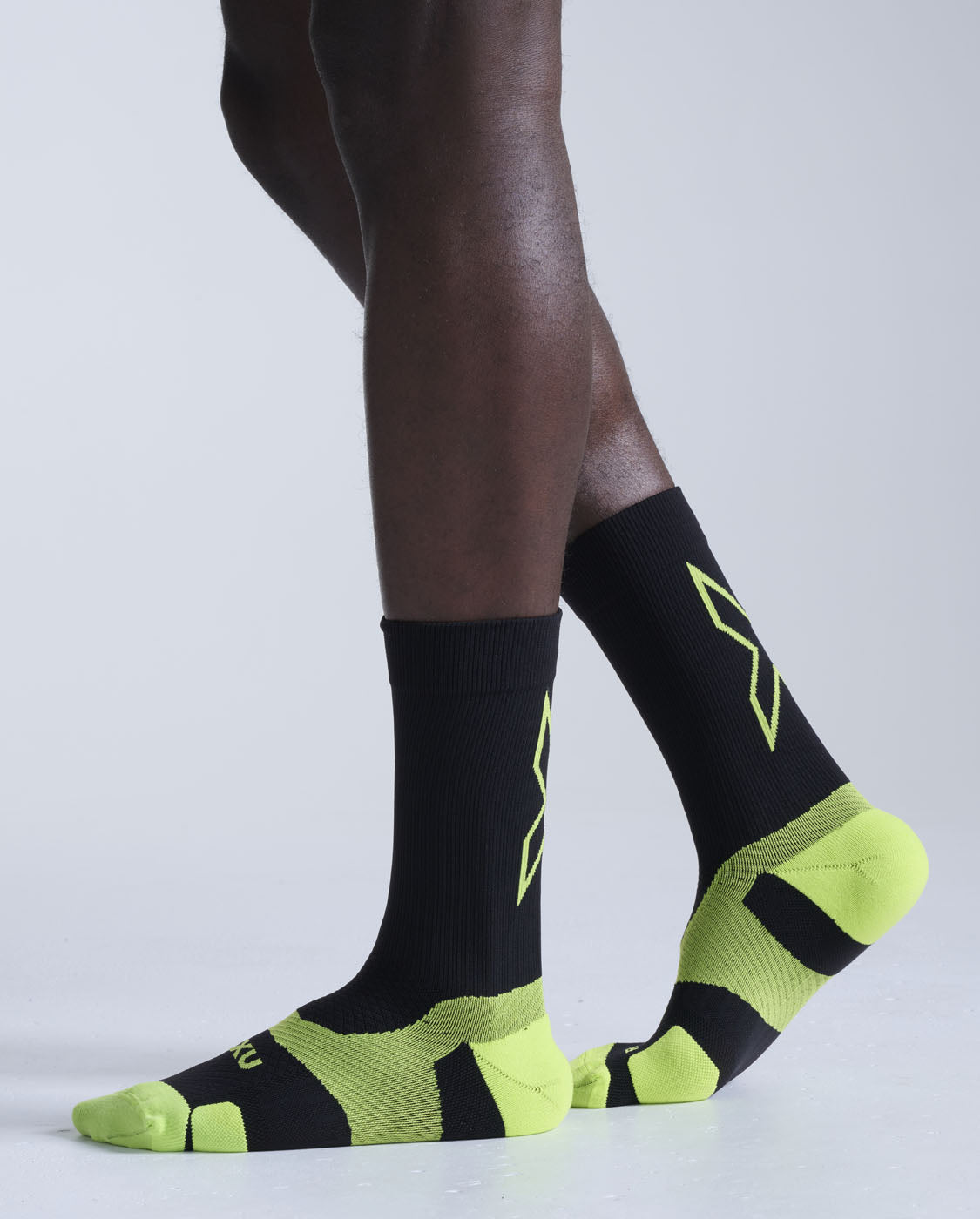 2xu-vectr-light-cushion-crew-socks-calzini-running image 4