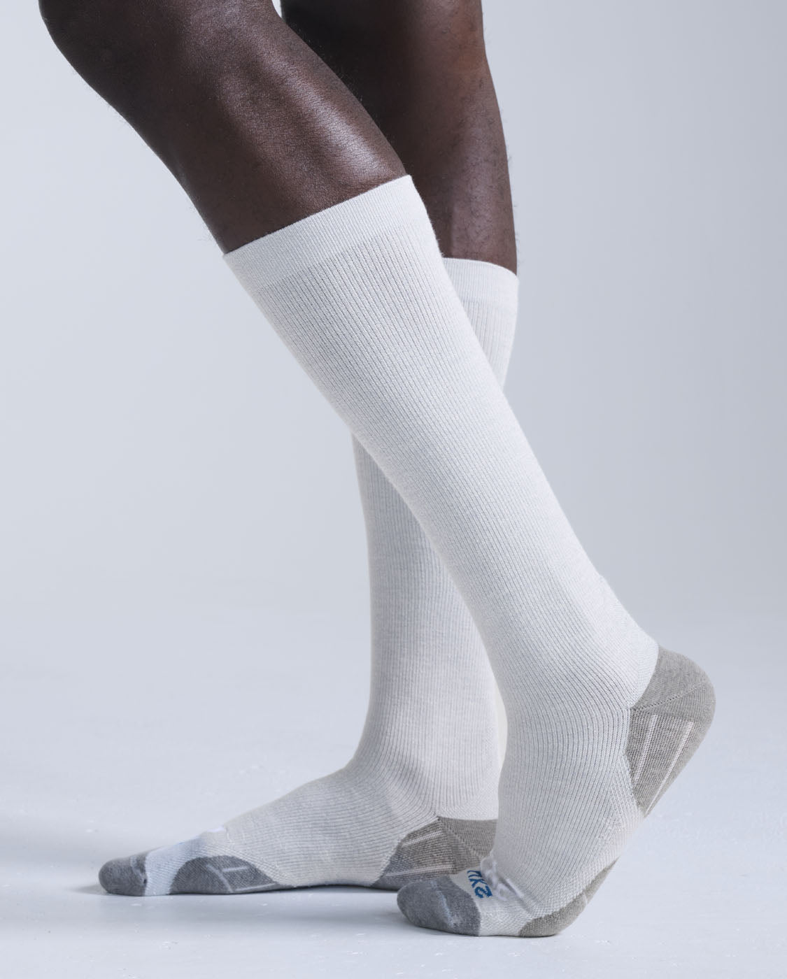 2xu-24-7-bamboo-compression-socks-calze-a-compressione-grigio image 2
