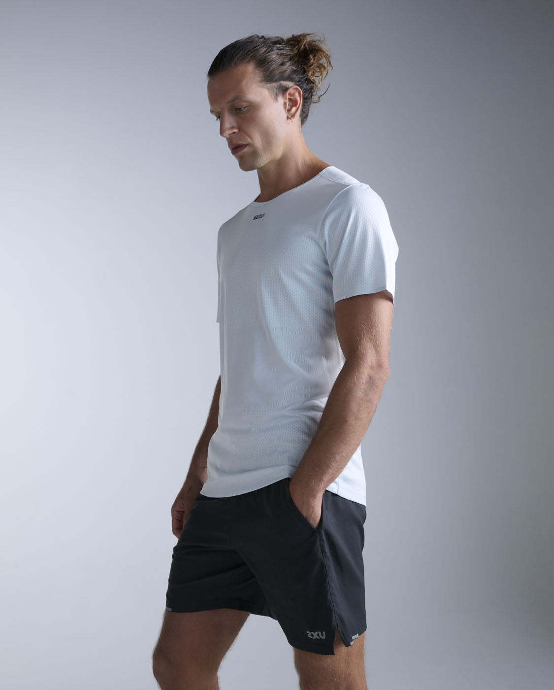 2xu-light-speed-tech-tee-t-shirt-running-azzurro-chiaro image 1