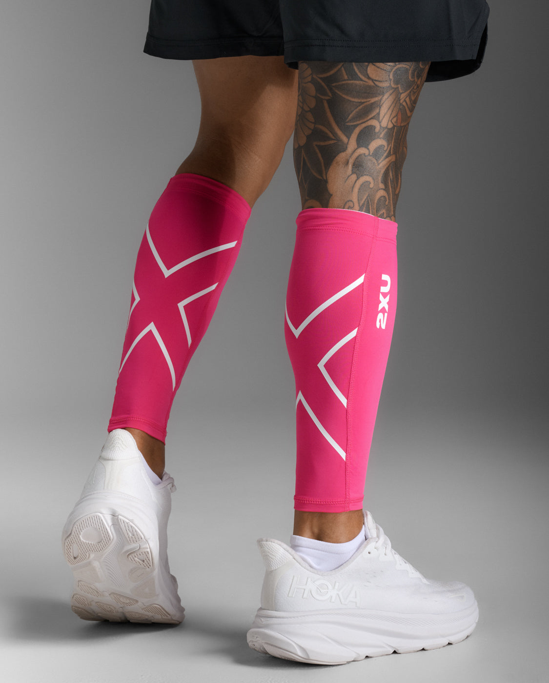 2xu-compression-calf-guards-rosa-gambali-a-compressione-unisex-paio image 1