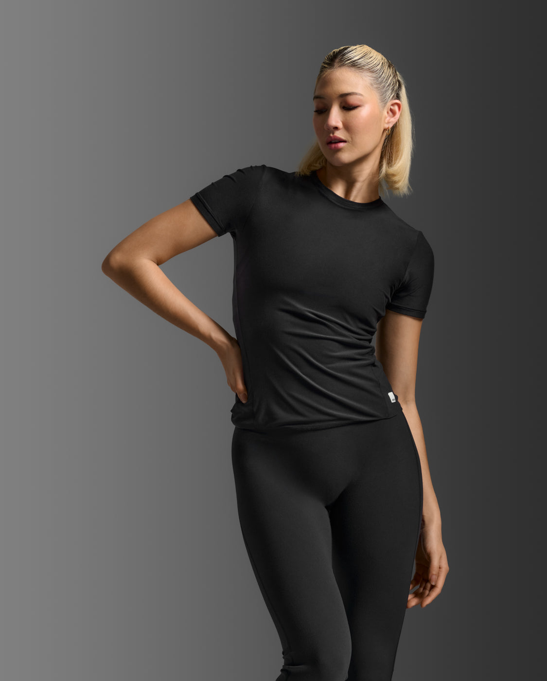 2xu-wonderluxe-fitted-tee-donna-nero-body-skimming image 6