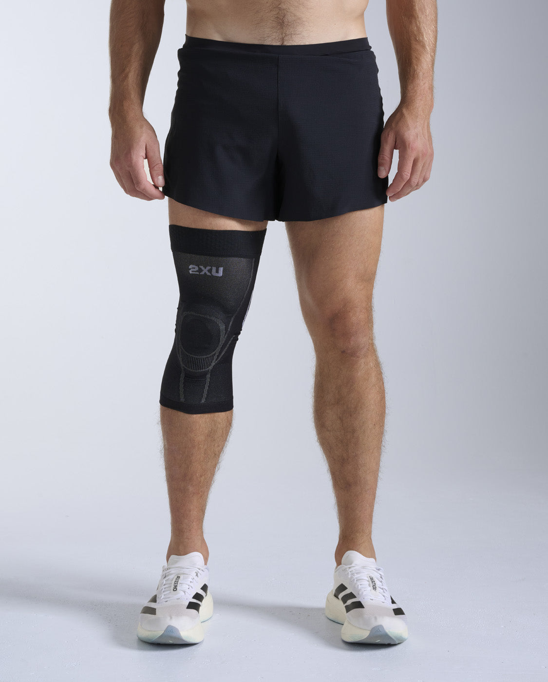 2xu-recovery-knee-brace-with-fir-ginocchiera-nero-grigio image 1