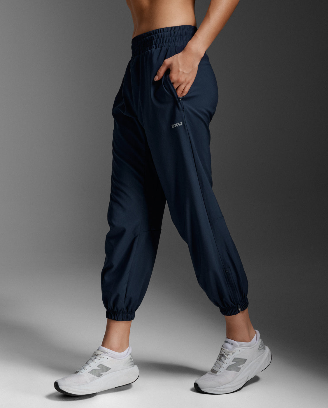 2xu-aero-hi-rise-woven-jogger-pantalone-donna-blu image 2