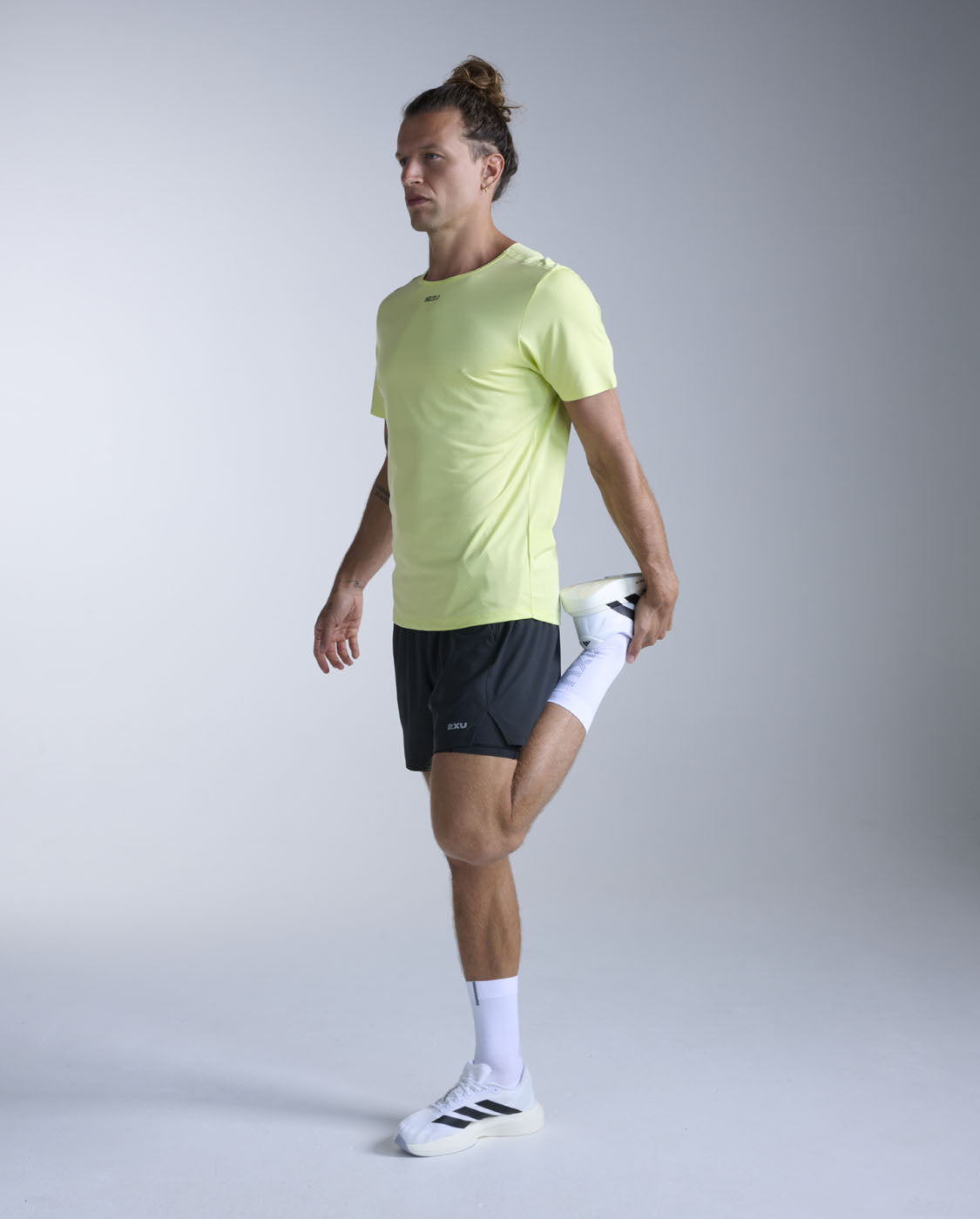 2xu-light-speed-tech-tee-maglietta-running-uomo-gialla-slim image 4