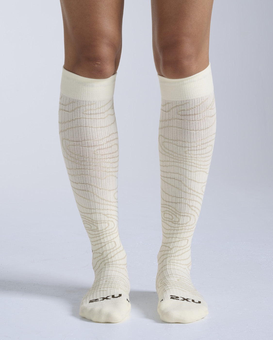 2xu-flight-bamboo-charcoal-compression-socks-calze-beige image 1