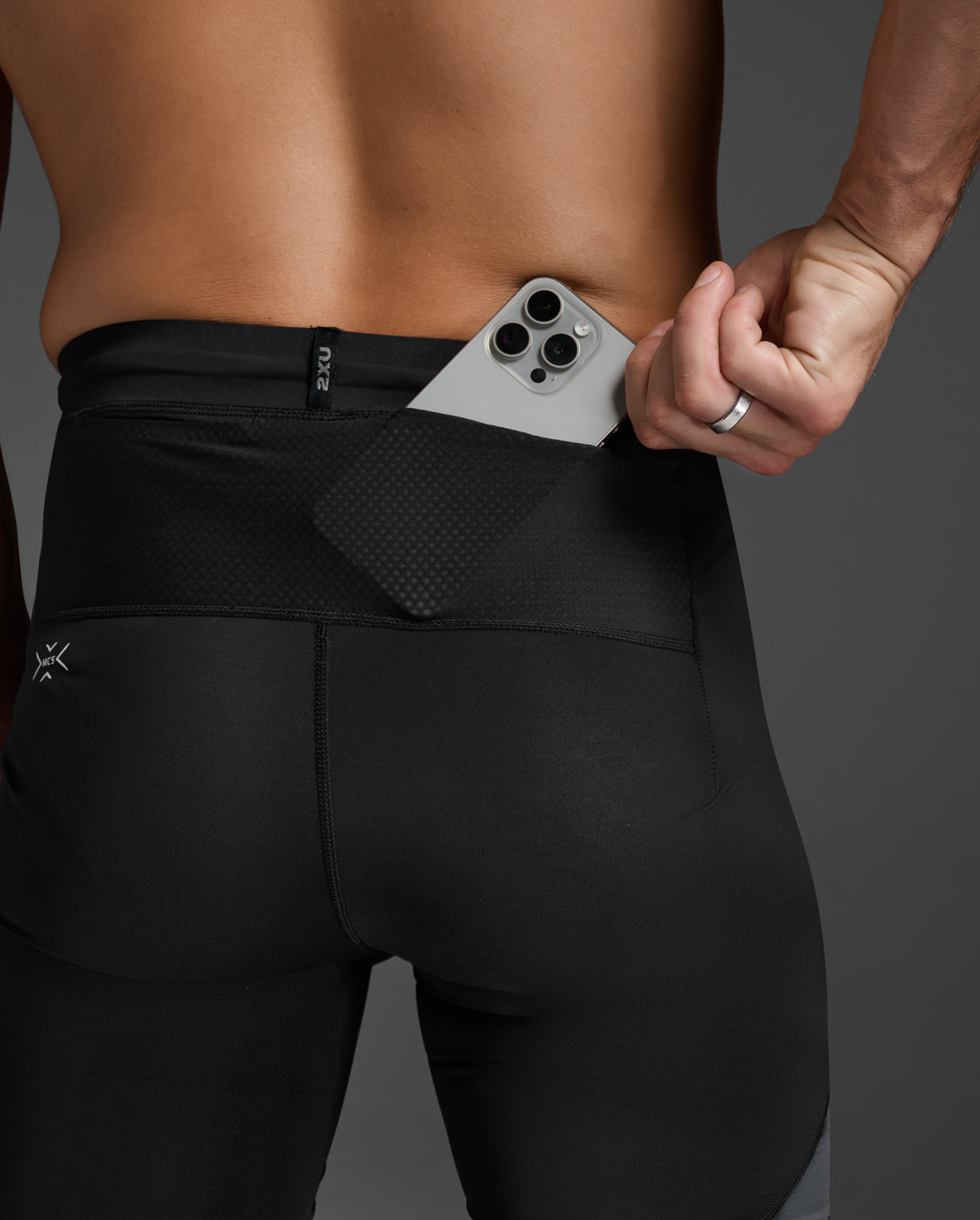 2xu-light-speed-react-compression-shorts-neri-pantaloncini-running-compressivi image 4