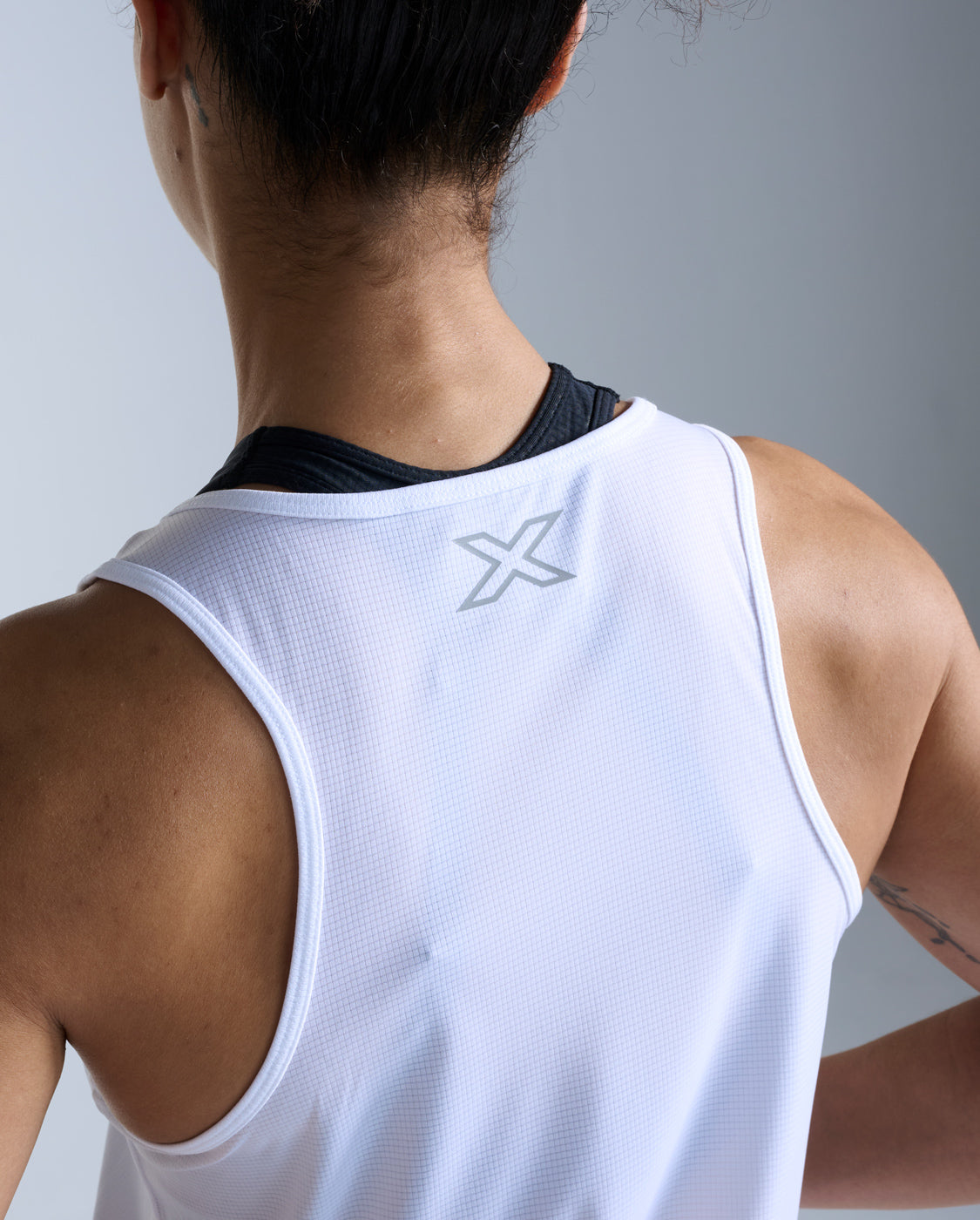 2xu-aero-singlet-canotta-running-donna-bianco image 4
