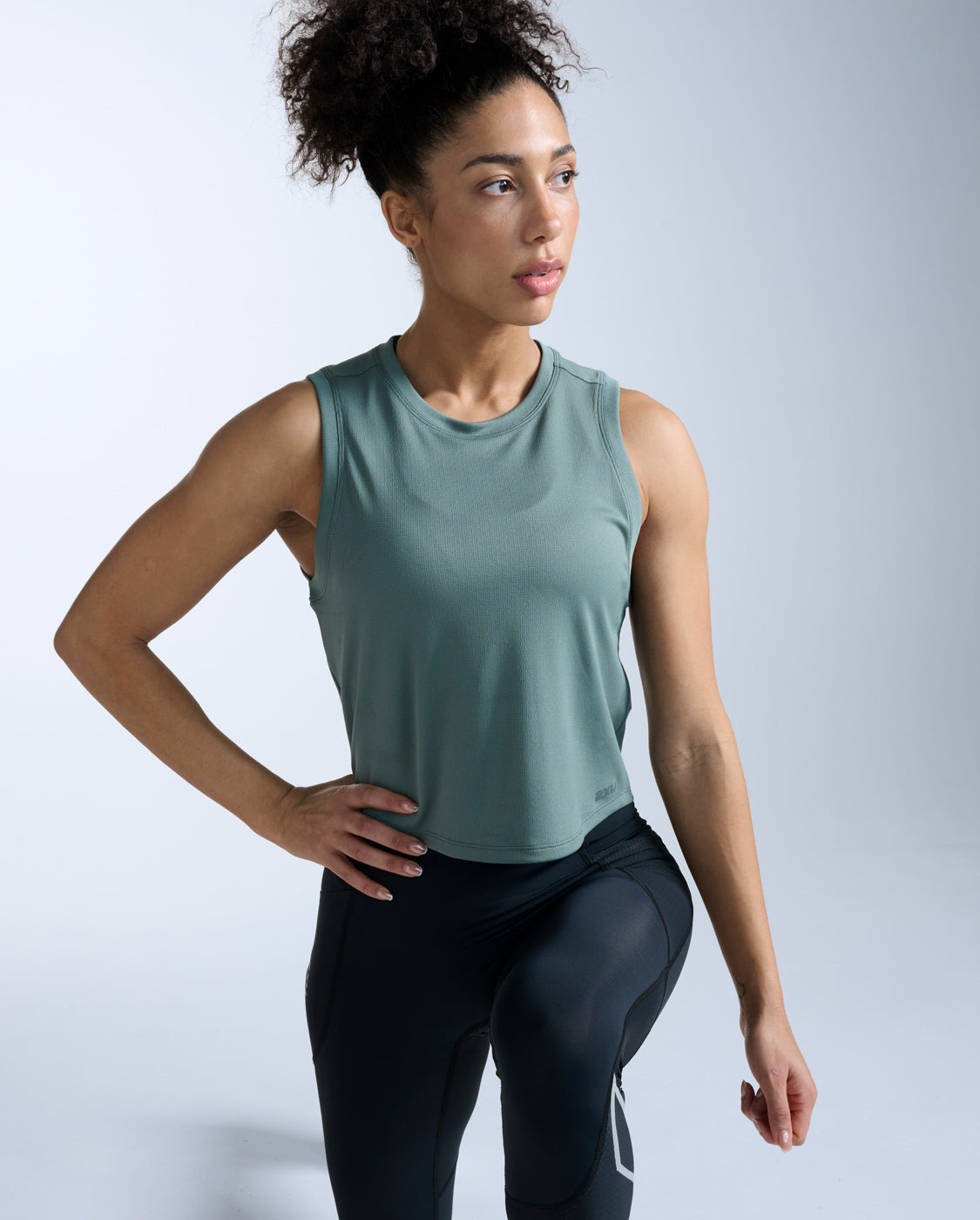 2xu-aero-mesh-crop-tank-donna-verde-salvia-slim image 5