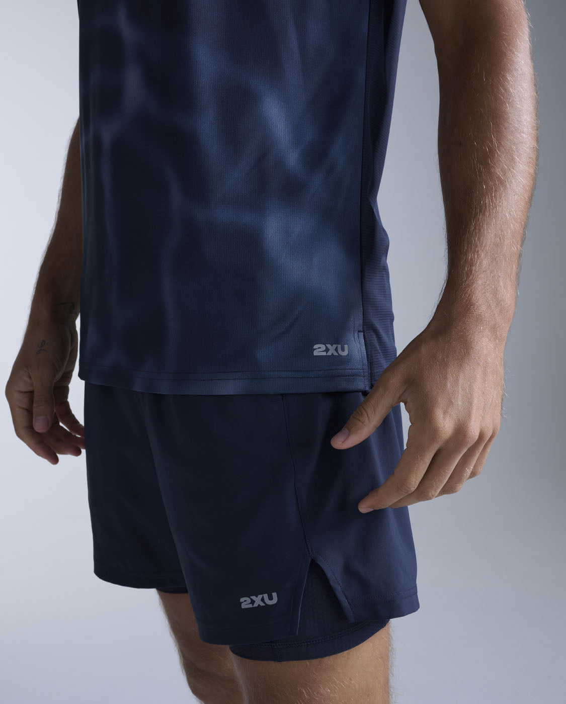 2xu-aero-tank-canotta-running-uomo-slim-blu-navy image 4