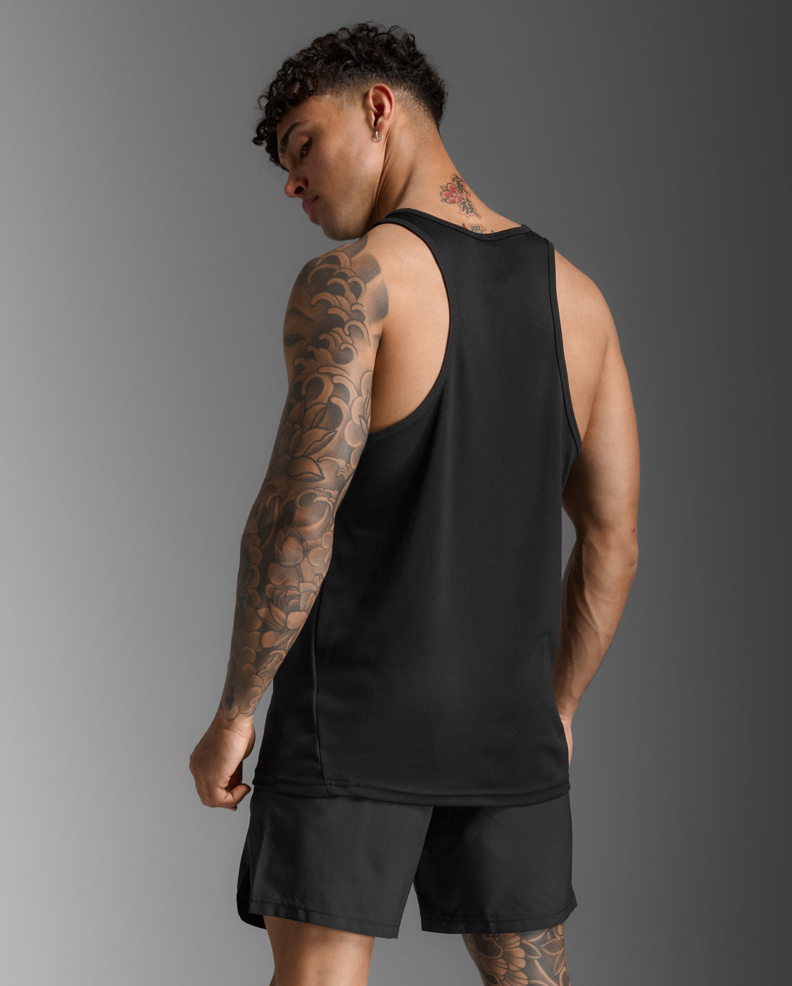 2xu-aspire-singlet-uomo-nero-canotta-running image 3