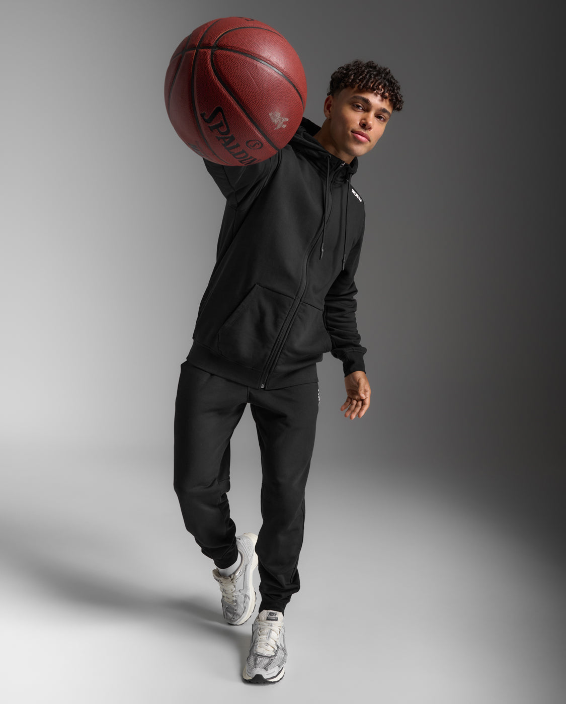 2xu-aspire-zip-hoodie-uomo-con-cappuccio-nera image 2