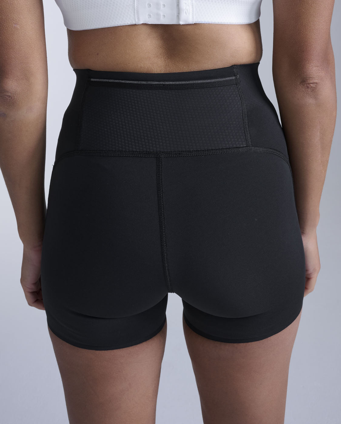 2xu-aero-mesh-hi-rise-compression-4-inch-shorts-nero image 3