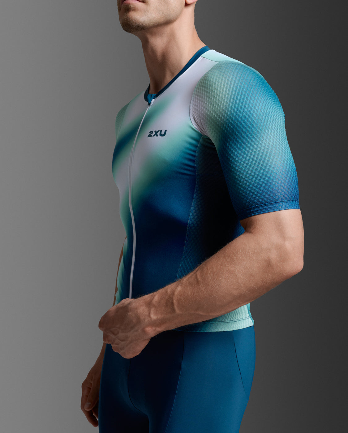 2xu-aero-hex-tri-sleeved-top-triathlon-blu-verde-005077 image 2