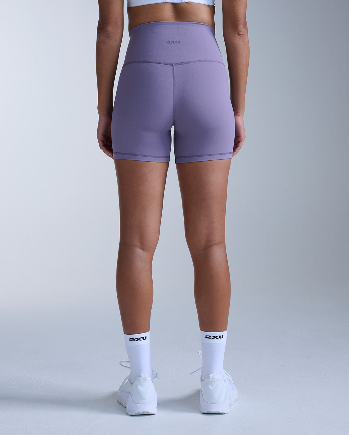 2xu-fluid-hi-rise-5-inch-shorts-shorts-training-donna-viola image 2