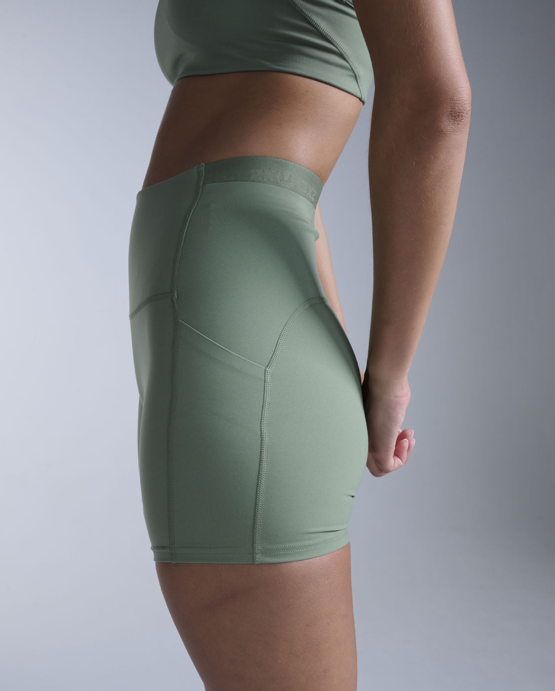 2xu-form-stash-hi-rise-compression-4-inch-shorts-ciclisti-training-verde image 5