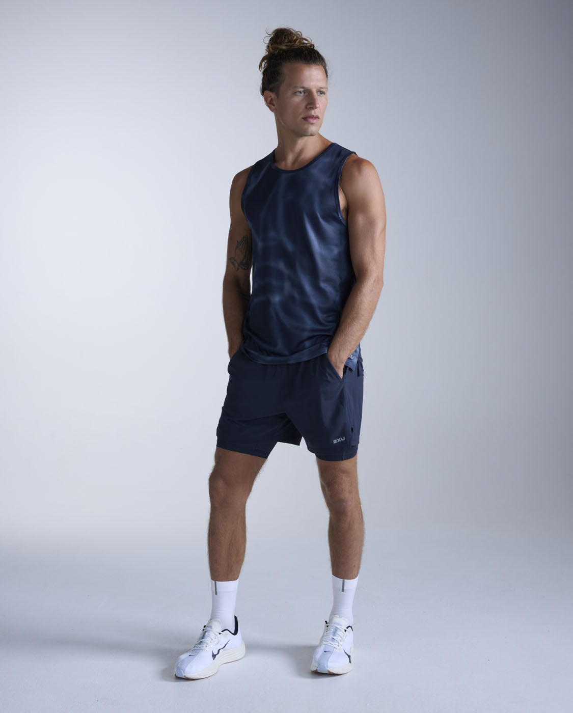 2xu-aero-tank-canotta-running-uomo-slim-blu-navy image 6