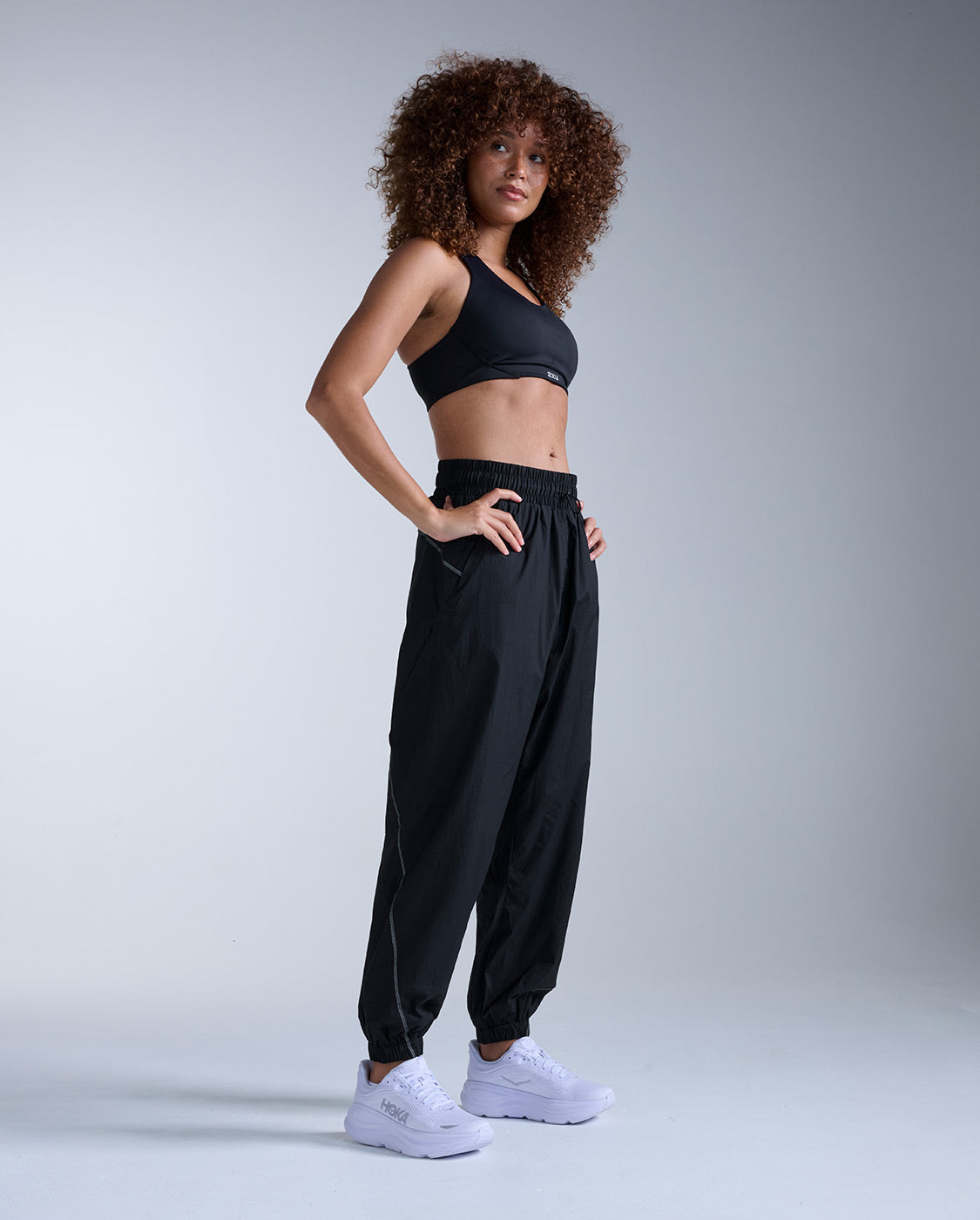 2xu-aero-oversized-jogger-donna-pantalone-running-nero-idrorepellente image 7