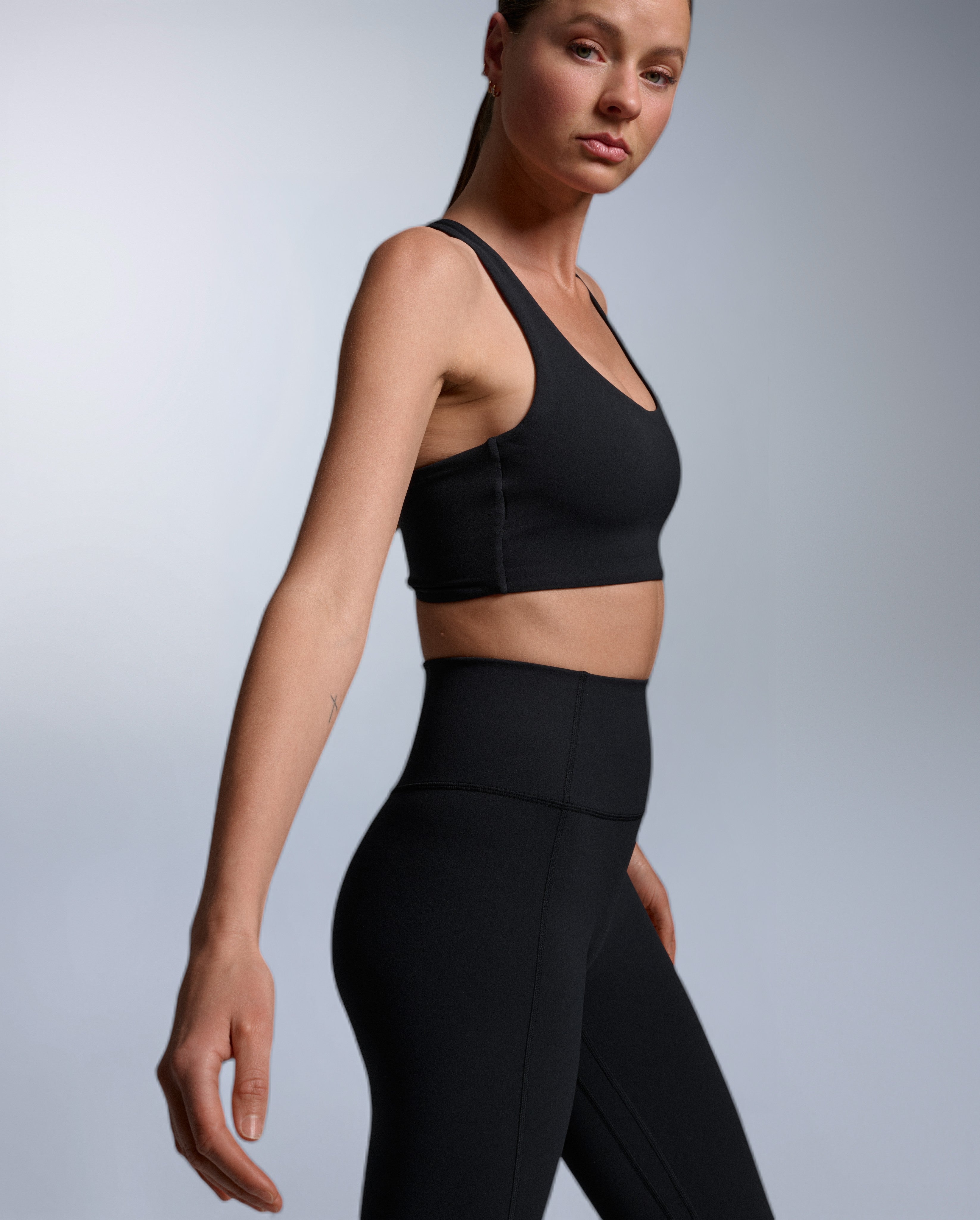 2xu-fluid-twist-back-bra-reggiseno-sportivo-nero-basso-impatto image 7