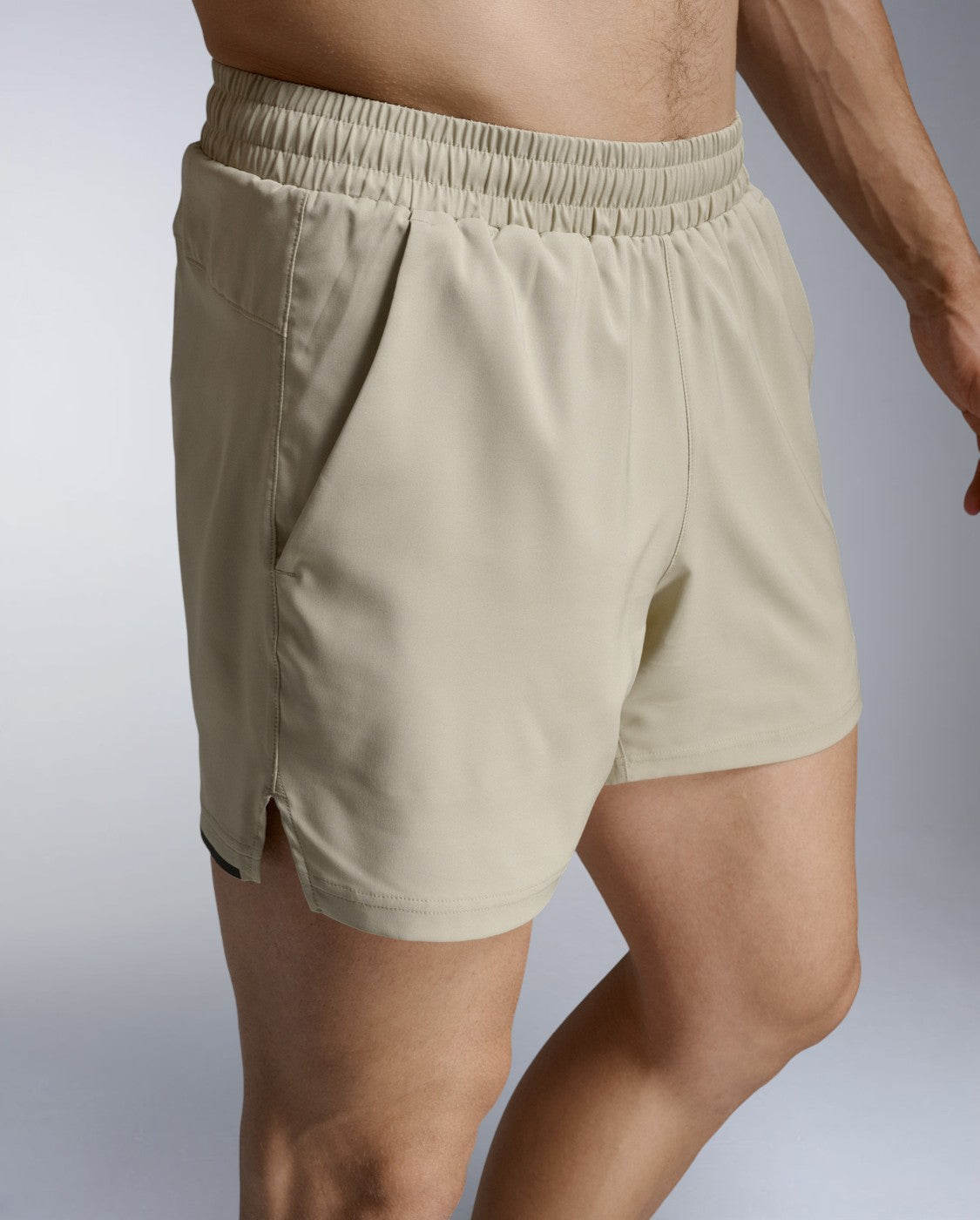 2xu-aero-5-inch-shorts-pantaloncini-running-uomo-beige image 3