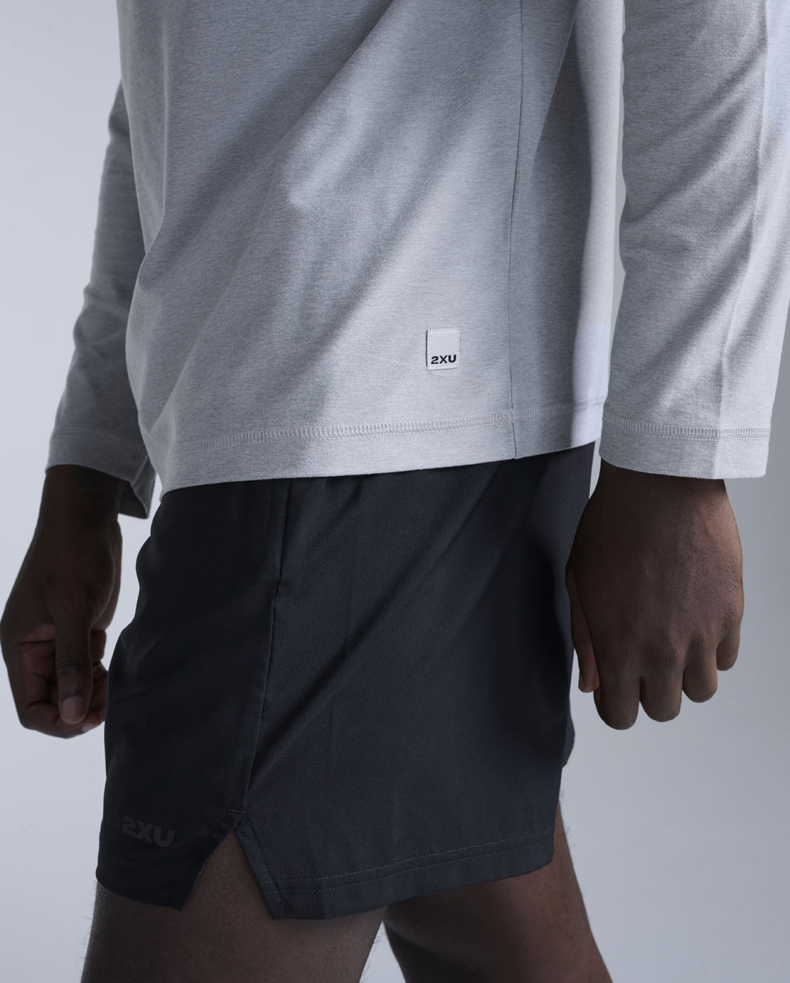 2xu-signature-maglia-manica-lunga-uomo-grigio-regular-fit image 5