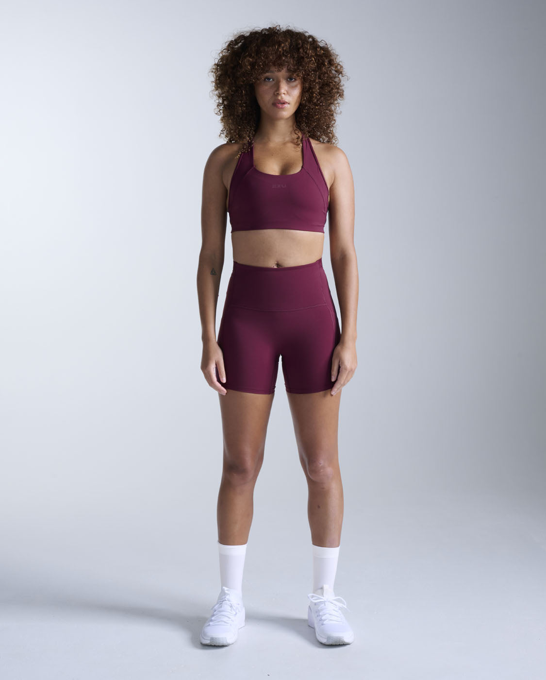 2xu-form-stash-hi-rise-compression-4-inch-shorts-bordeaux image 5