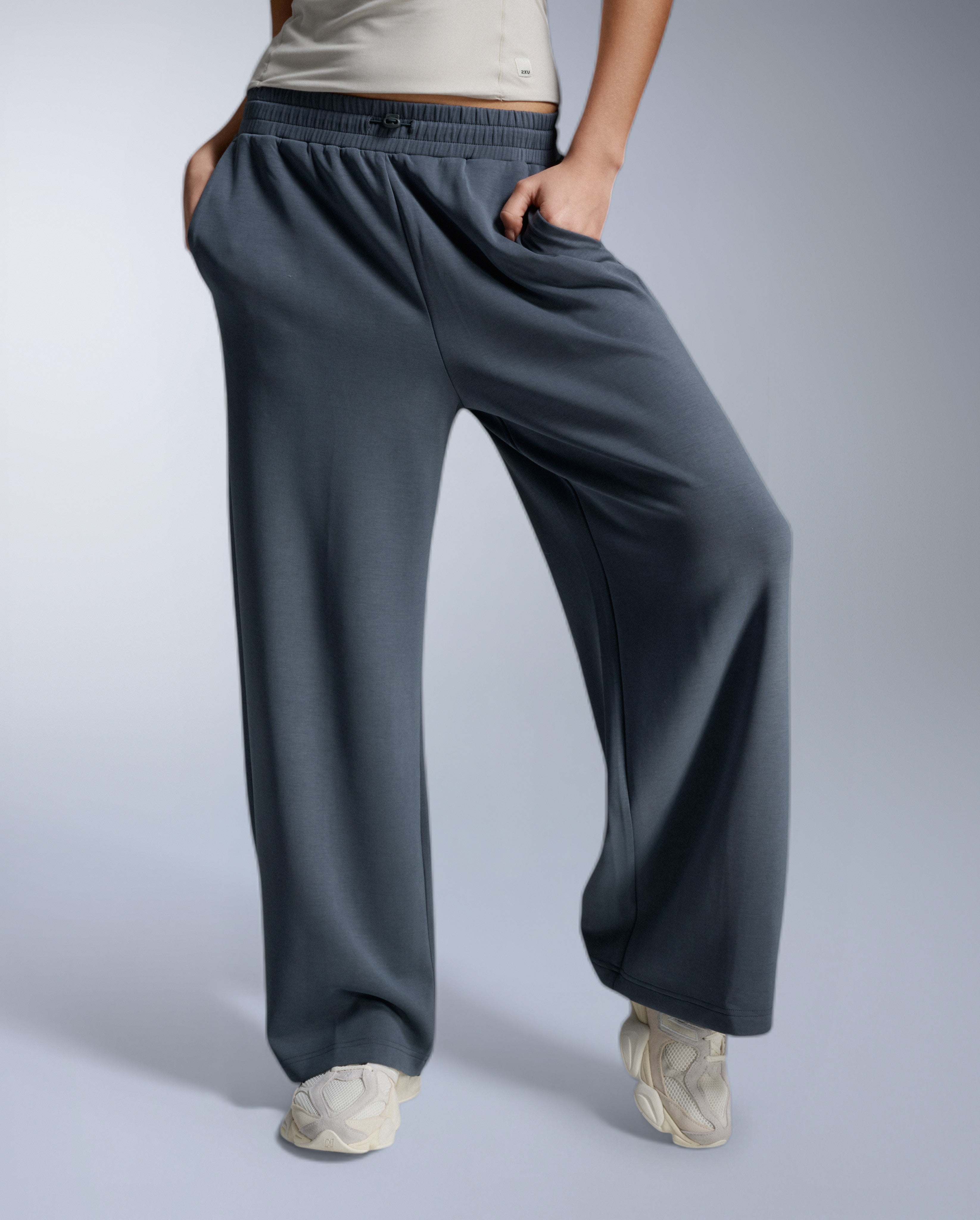 2xu-wonderluxe-sand-washed-wide-leg-pants-donna-blu image 1