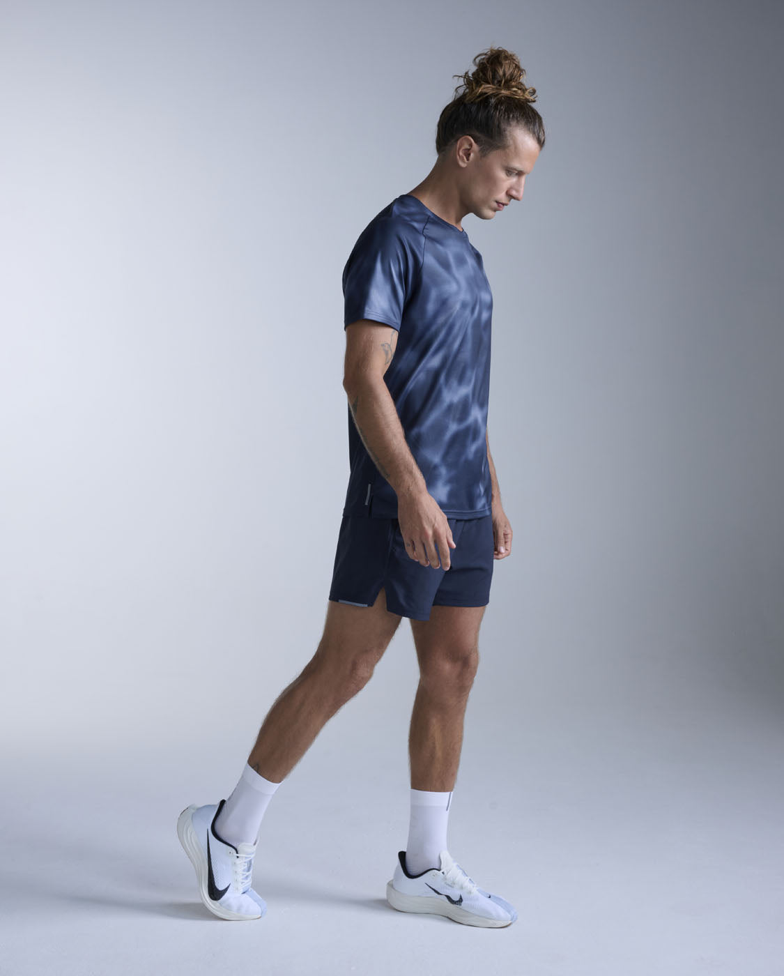 2xu-aero-tee-maglia-running-uomo-blu image 2