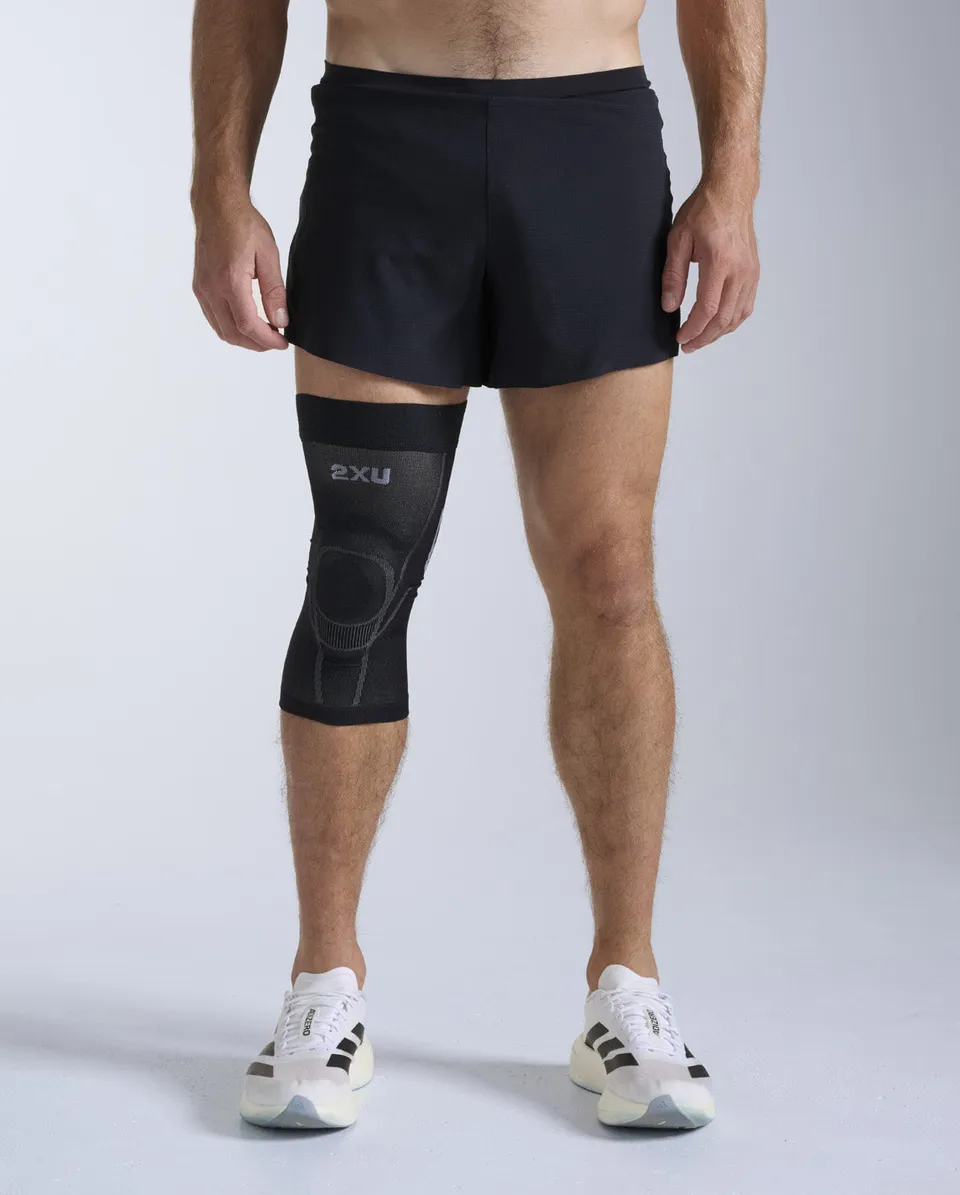 2xu-recovery-knee-brace-with-fir-ginocchiera-nero-grigio image 1