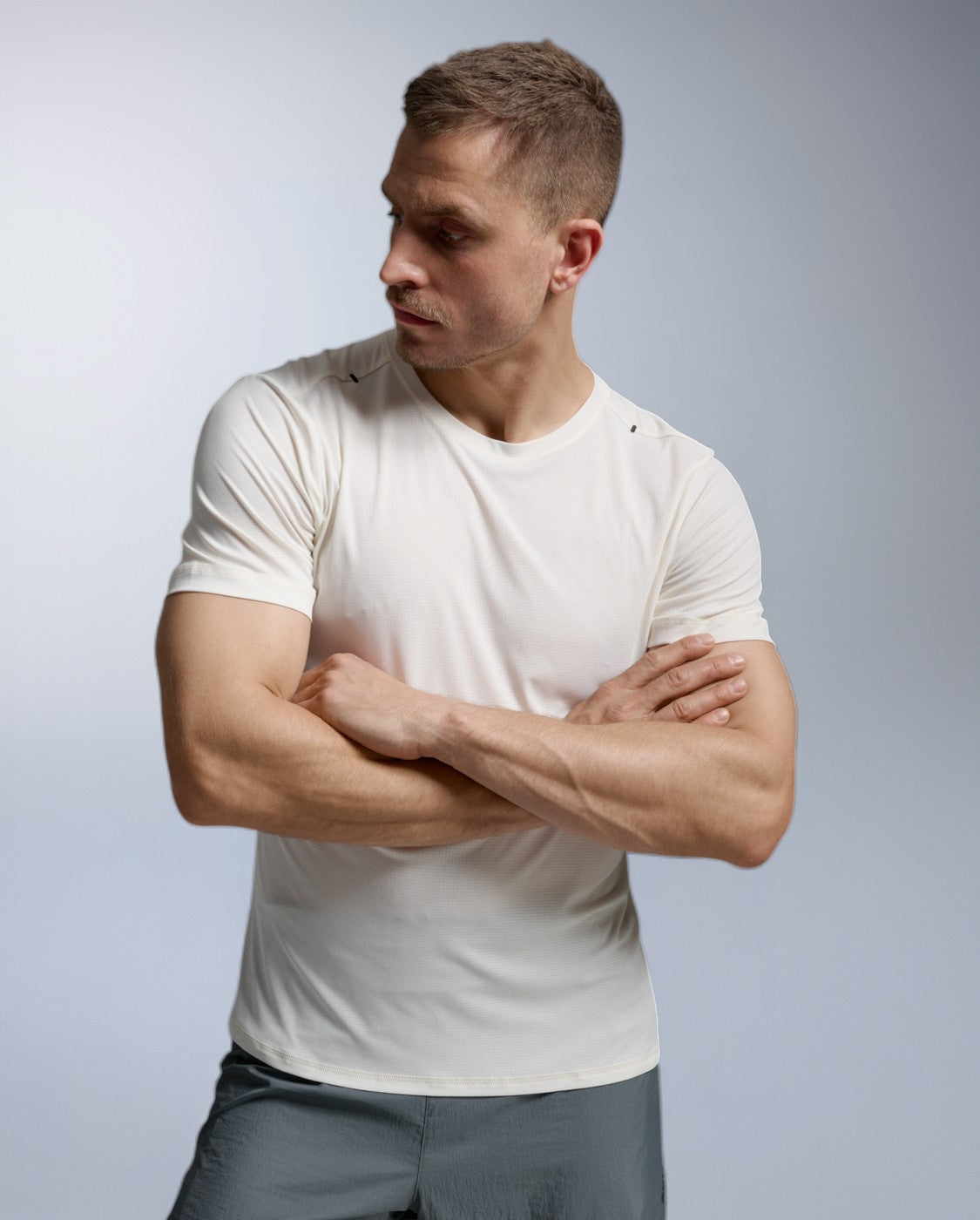 2xu-aero-trail-tee-maglia-trail-running-uomo-beige-upf-50 image 1
