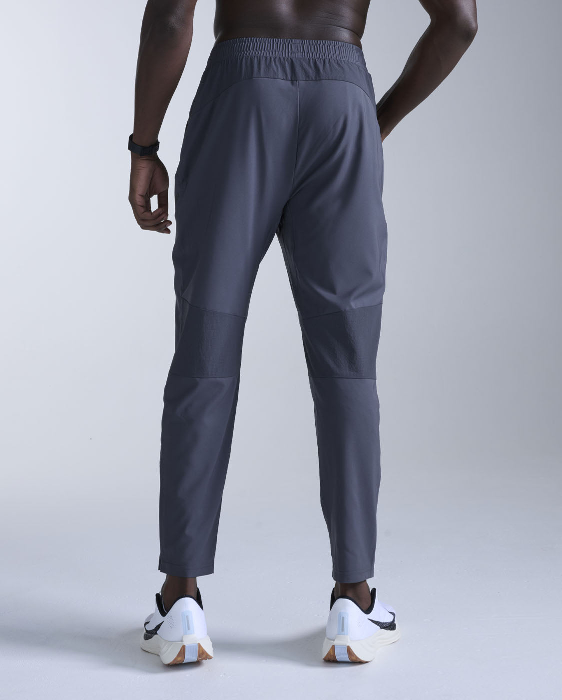 2xu-aero-woven-jogger-pantaloni-running-leggeri-con-zip image 2
