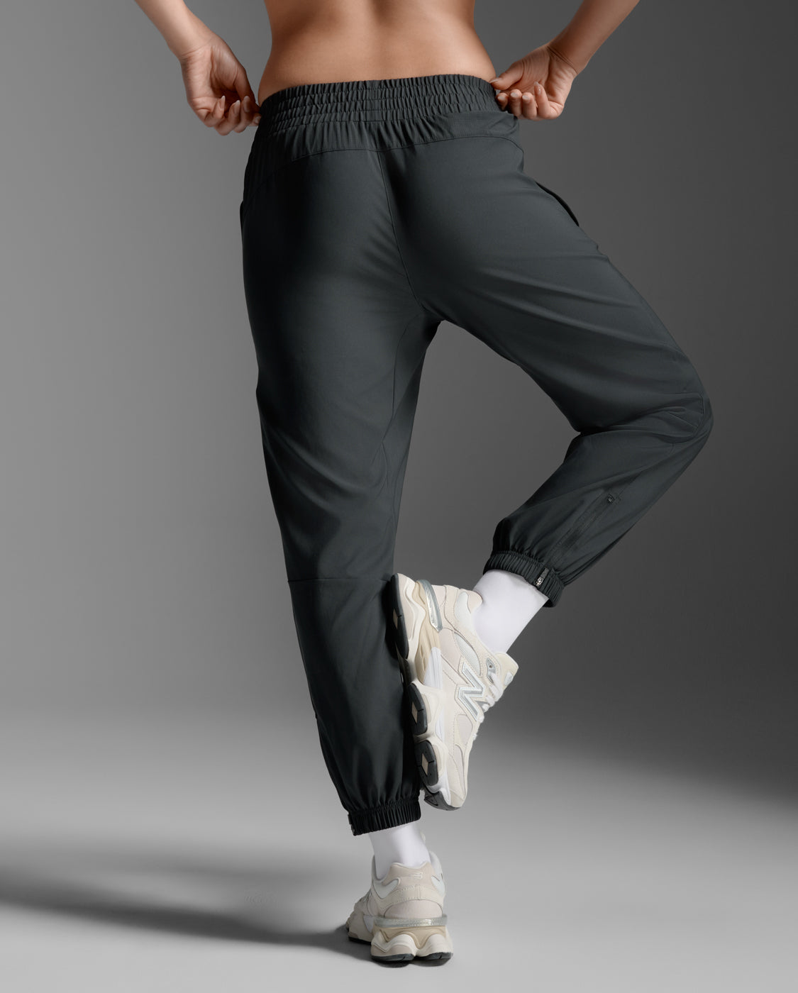 2xu-aero-woven-jogger-pantaloni-running-unisex-neri image 4