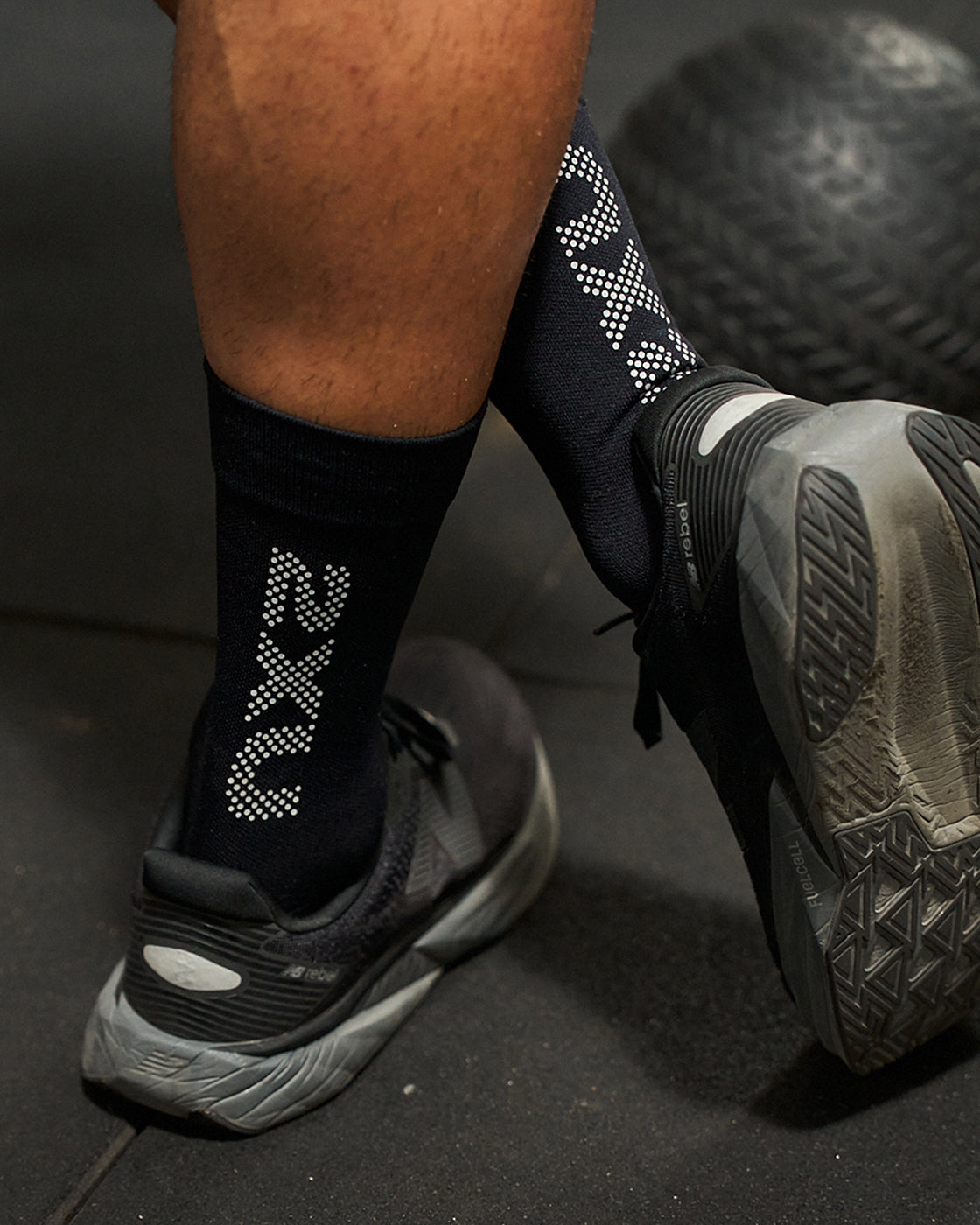 2xu-vectr-reflective-crew-socks-calze-running-nere image 2
