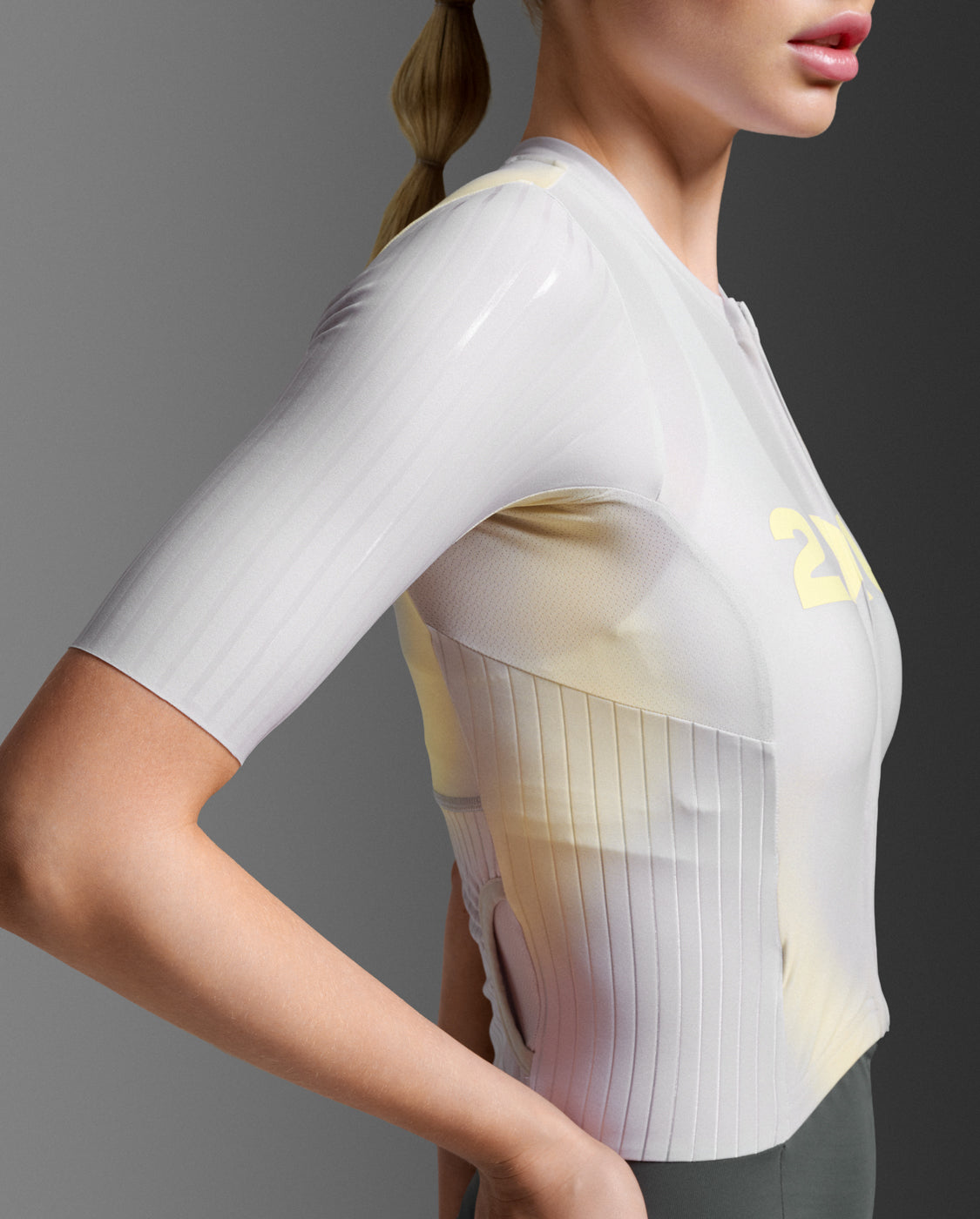 2xu-light-speed-react-sleeved-trisuit-muta-triathlon-grigio-giallo image 5