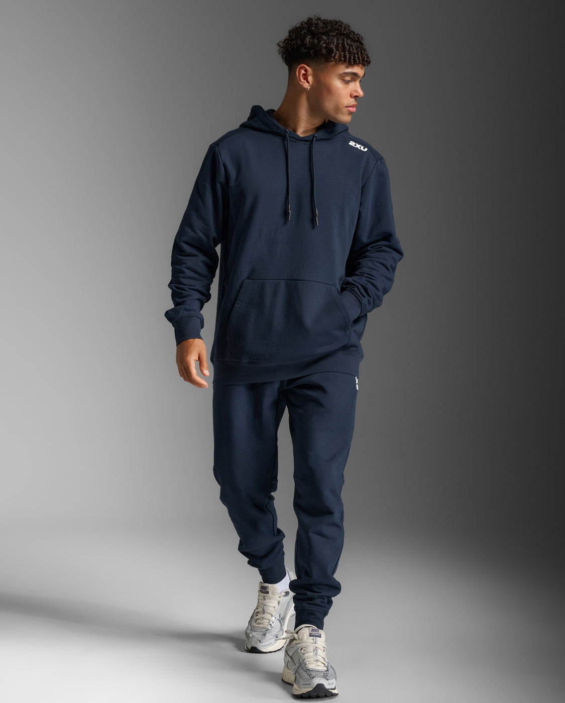 2xu-aspire-pullover-hoodie-felpa-uomo-blu-navy image 4