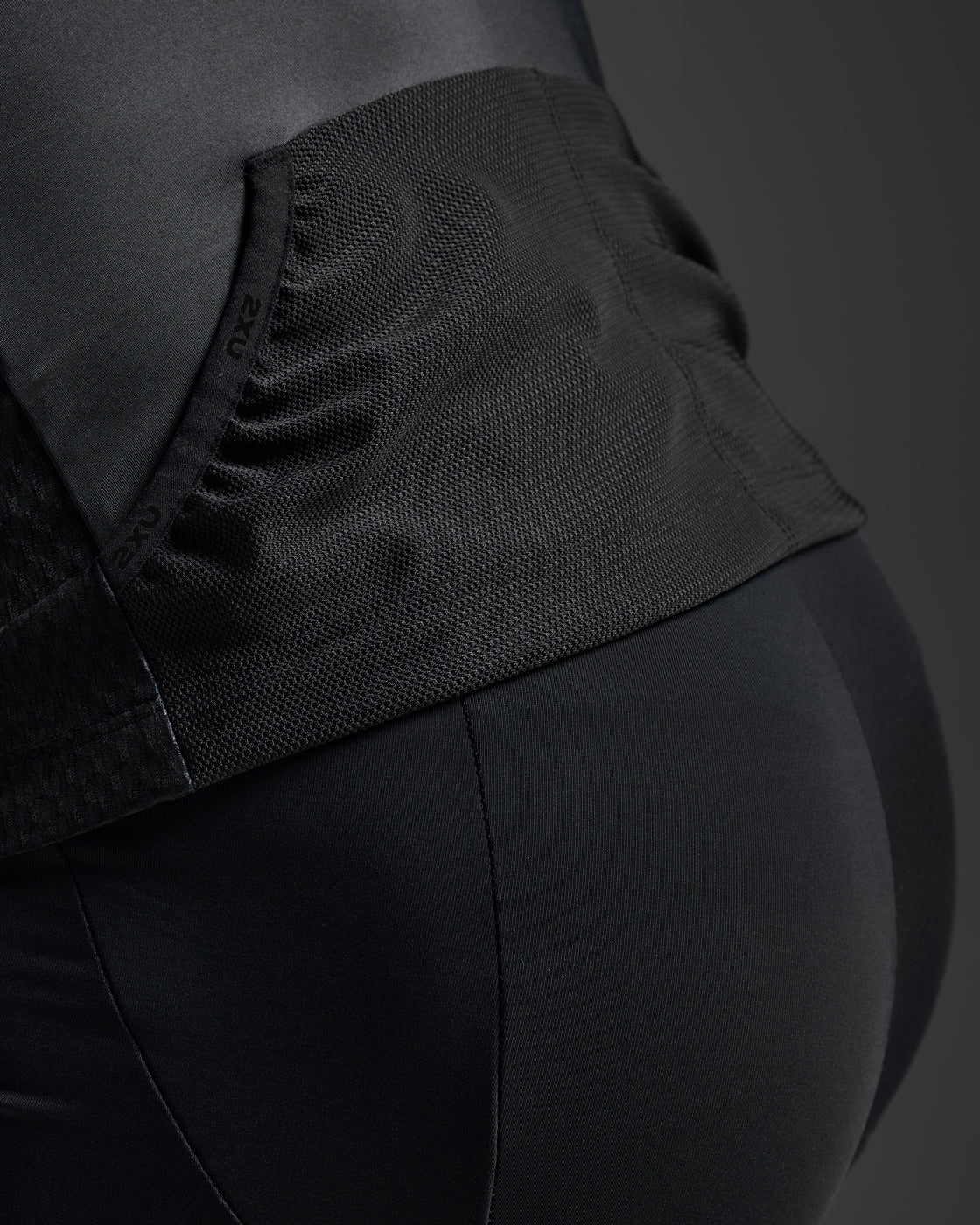 2xu-aero-hex-tri-top-maniche-corte-top-triathlon-nero image 7